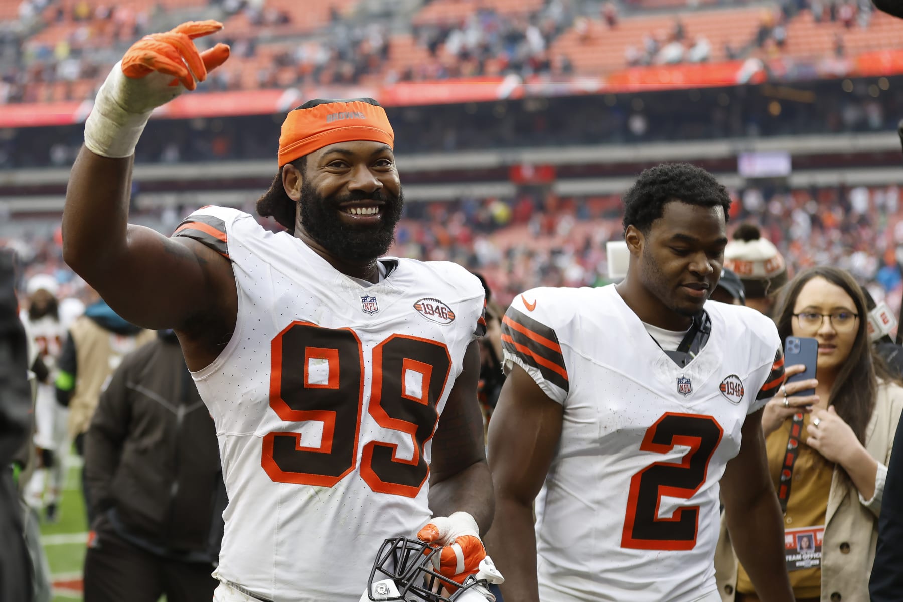 Browns edge-rusher Za'Darius Smith (left) and wide receiver Amari Cooper (right)