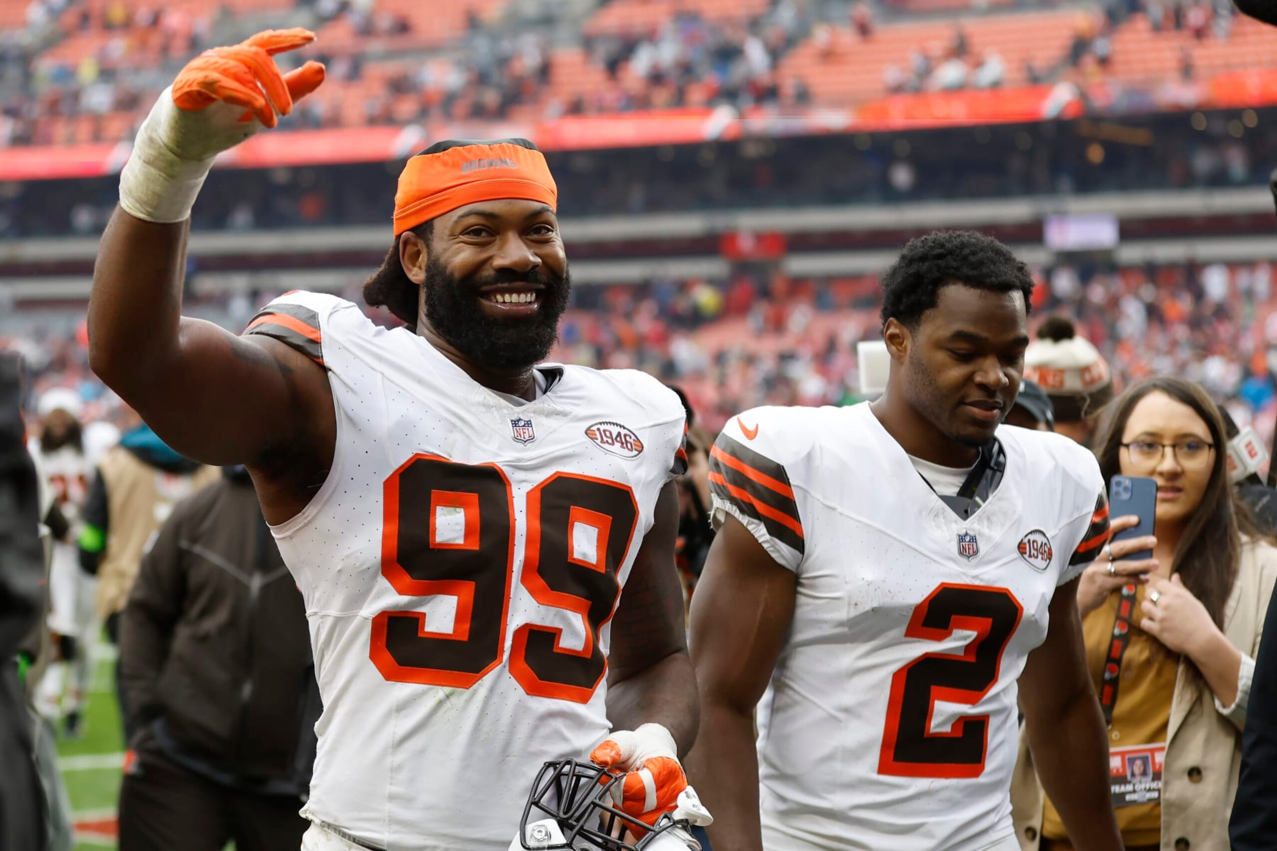 Browns edge-rusher Za'Darius Smith (left) and wide receiver Amari Cooper (right)