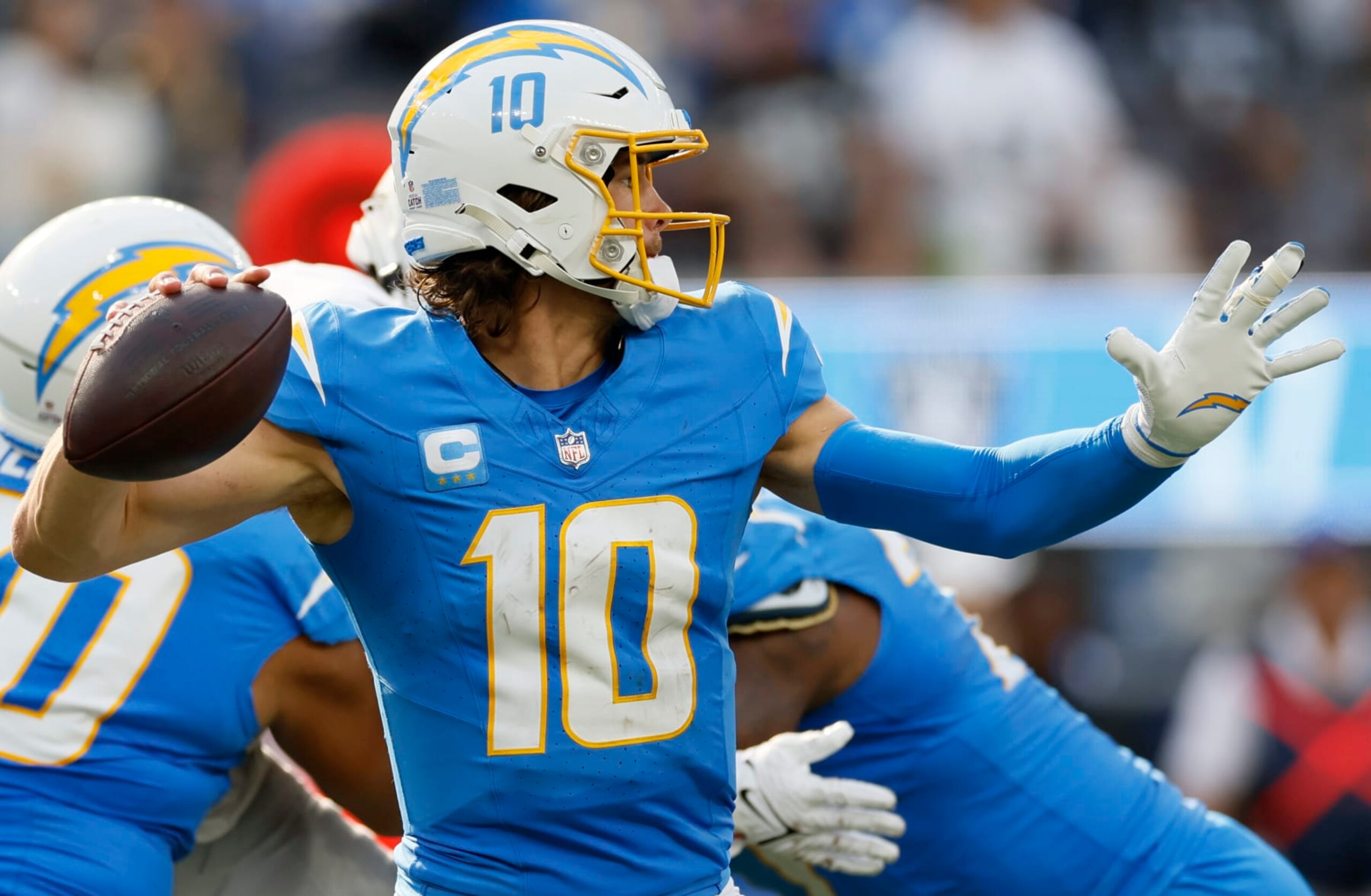 Inglewood, CA, Sunday, October 1, 2023 - Los Angeles Chargers quarterback Justin Herbert (10) plays with a splint on his left middle finger late in the game against the Las Vegas Raiders at SoFi Stadium. (Robert Gauthier/Los Angeles Times via Getty Images)