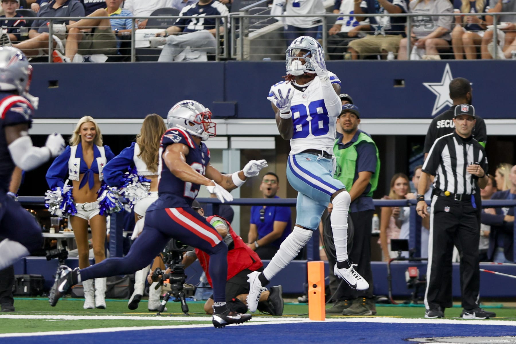 ARLINGTON, TX - OCTOBER 01: Dallas Cowboys wide receiver CeeDee Lamb (88) catches the football for a touchdown  during the game between the Dallas Cowboys and the New England Patriots on October 01, 2023 at AT&T Stadium in Arlington, Texas. (Photo by Matthew Pearce/Icon Sportswire via Getty Images)