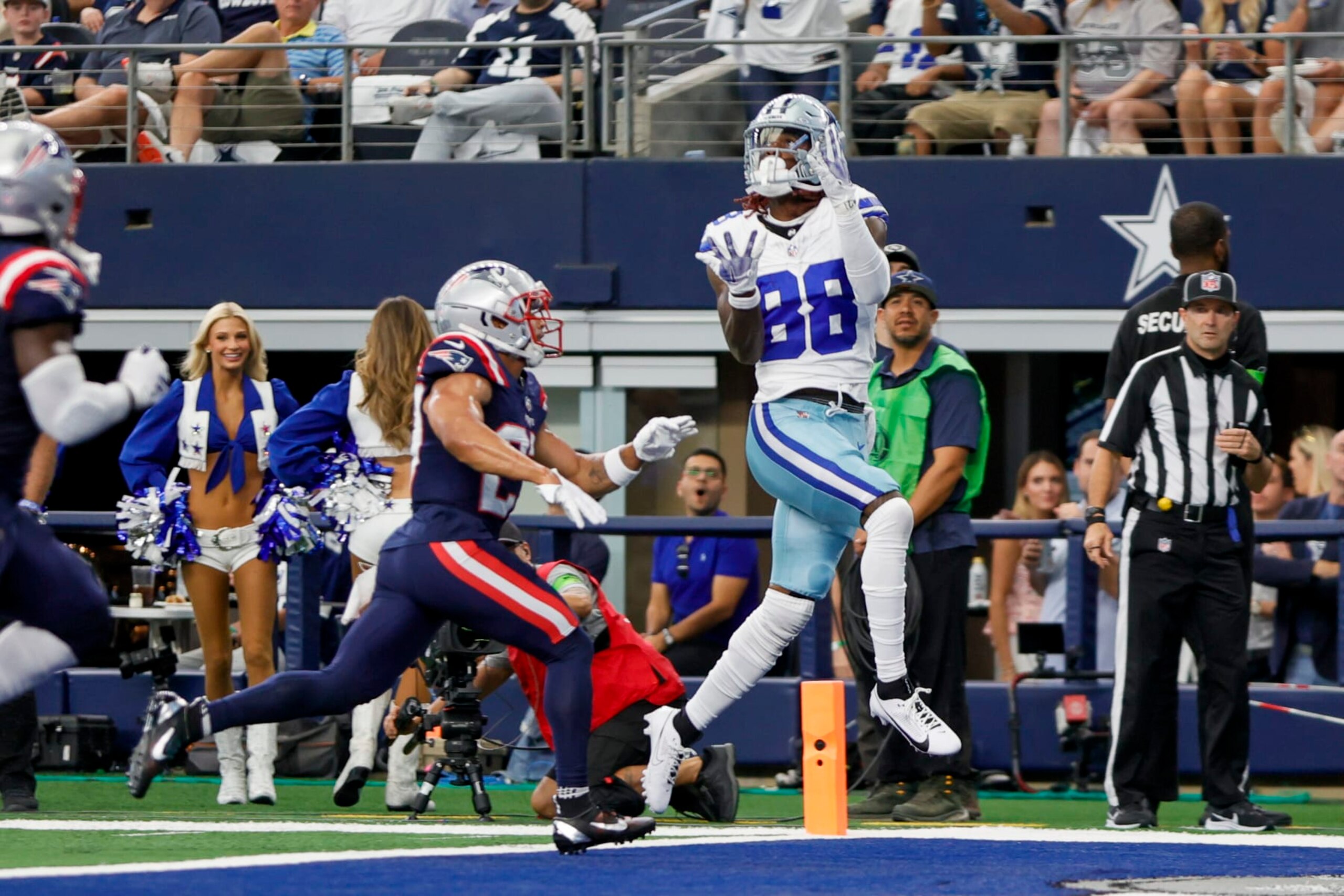 ARLINGTON, TX - OCTOBER 01: Dallas Cowboys wide receiver CeeDee Lamb (88) catches the football for a touchdown  during the game between the Dallas Cowboys and the New England Patriots on October 01, 2023 at AT&T Stadium in Arlington, Texas. (Photo by Matthew Pearce/Icon Sportswire via Getty Images)