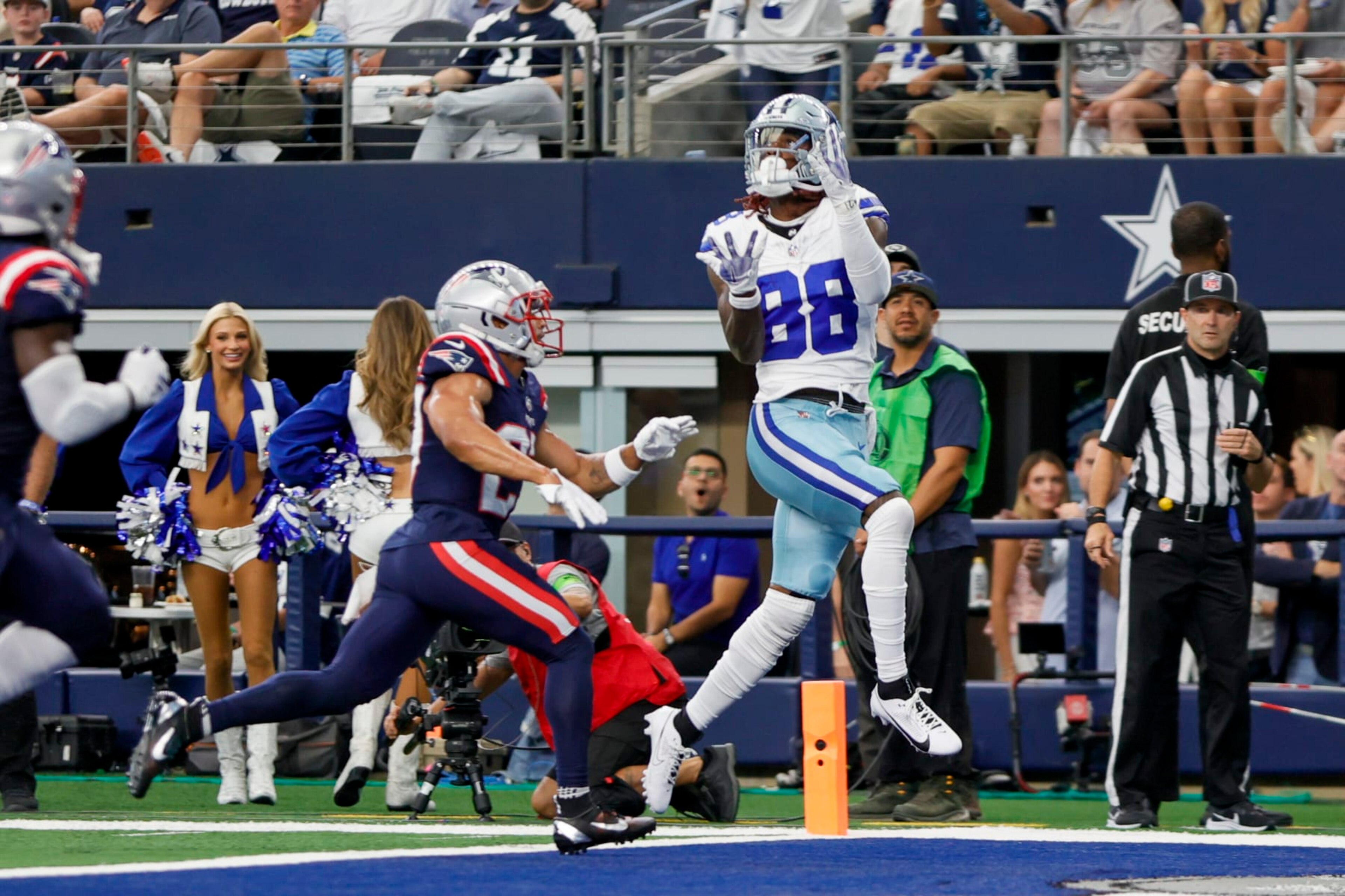 ARLINGTON, TX - OCTOBER 01: Dallas Cowboys wide receiver CeeDee Lamb (88) catches the football for a touchdown  during the game between the Dallas Cowboys and the New England Patriots on October 01, 2023 at AT&T Stadium in Arlington, Texas. (Photo by Matthew Pearce/Icon Sportswire via Getty Images)
