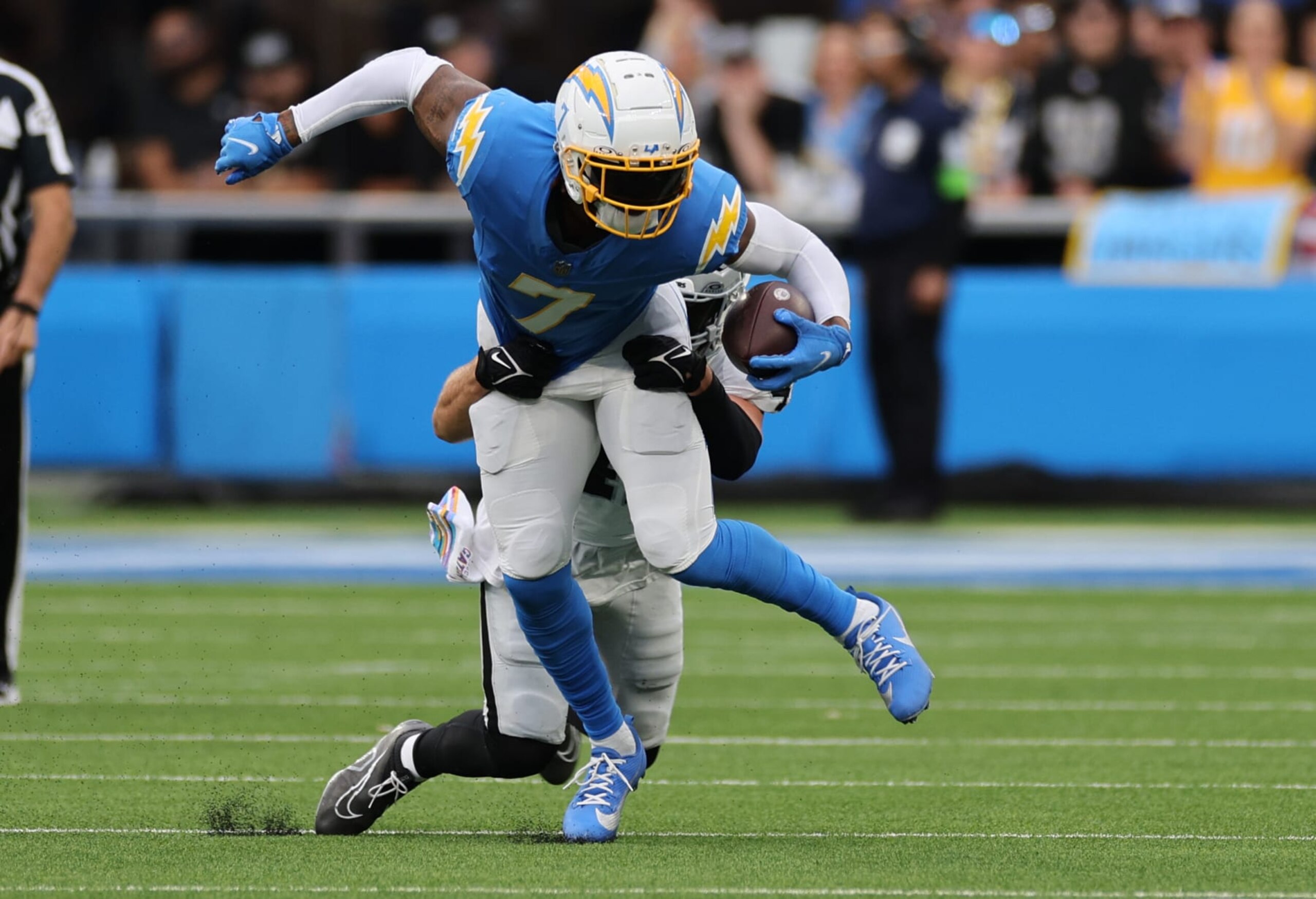 INGLEWOOD, CALIFORNIA - OCTOBER 01: Gerald Everett #7 of the Los Angeles Chargers carries the ball against the Las Vegas Raiders during the first half at SoFi Stadium on October 01, 2023 in Inglewood, California. (Photo by Kevork Djansezian/Getty Images)