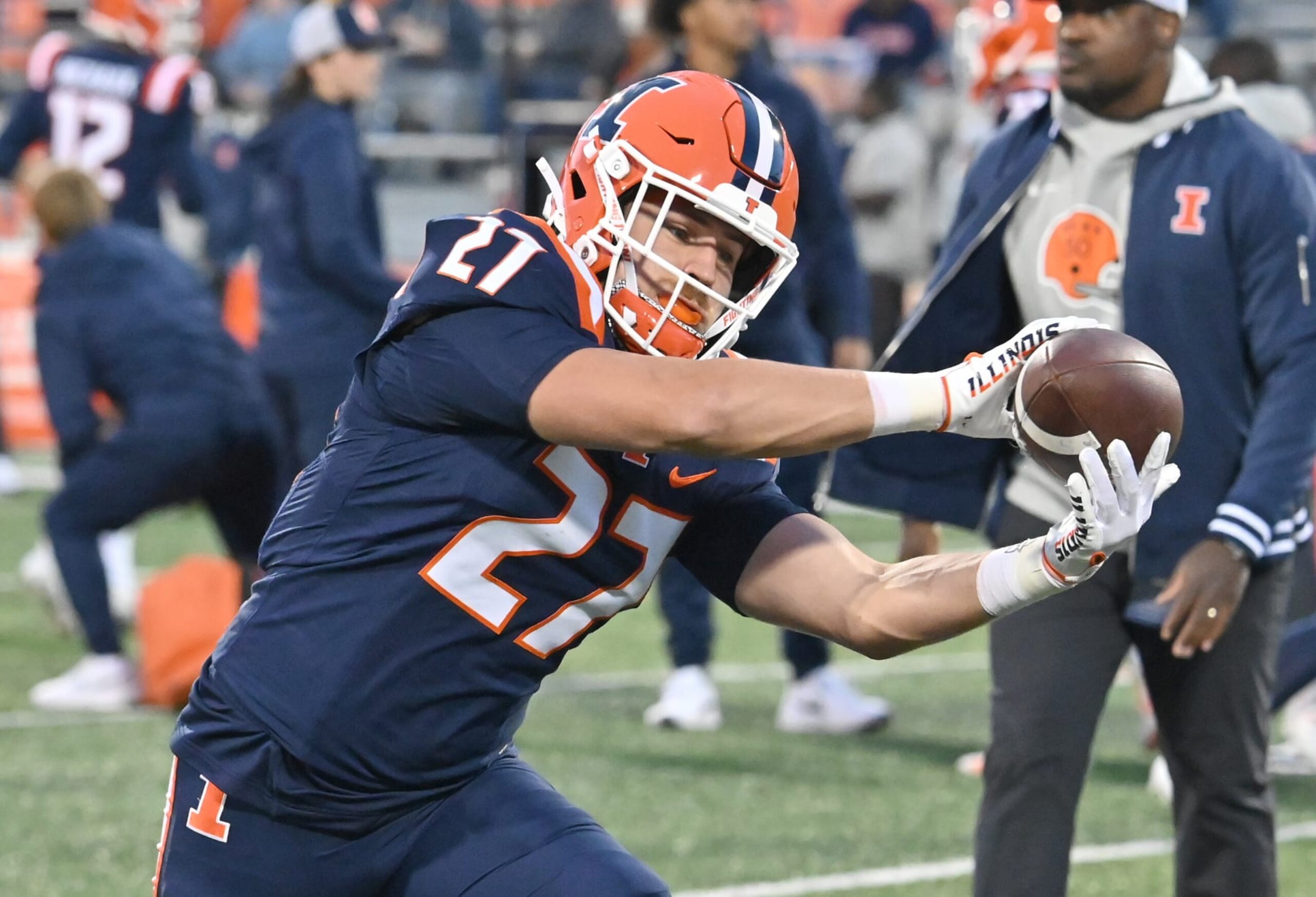CHAMPAIGN, IL - OCTOBER 06: Illinois defensive back Matthew Bobak (27) warms up before a college football game between the Nebraska Cornhuskers and the Illinois Fighting Illini on October 06, 2023, at Memorial Stadium in Champaign, Ill. (Photo by Keith Gillett/Icon Sportswire via Getty Images)