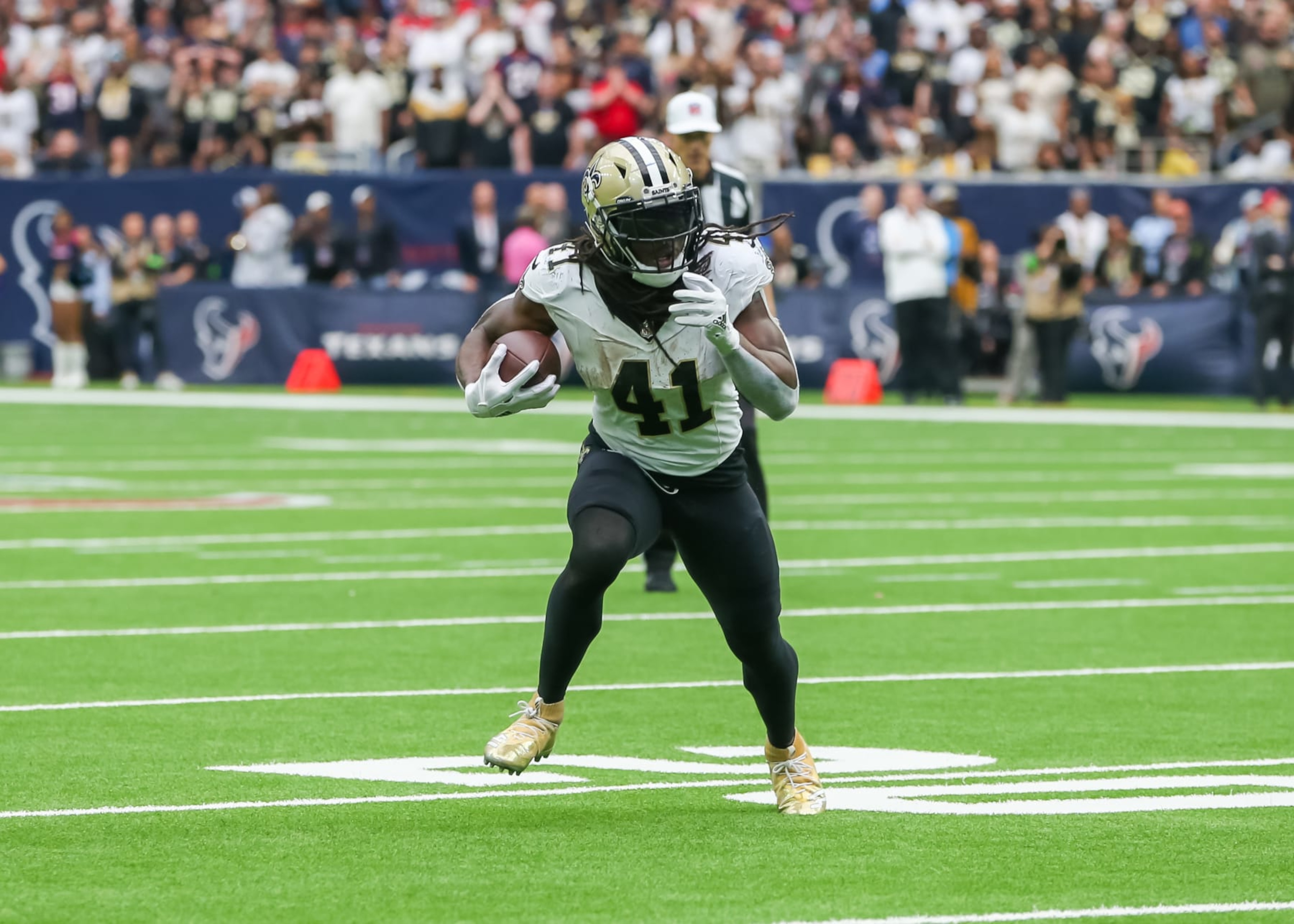 HOUSTON, TX - OCTOBER 15: New Orleans Saints running back Alvin Kamara (41) carries the ball in the fourth quarter during the NFL game between the New Orleans Saints and Houston Texans on October 5, 2023 at NRG Stadium in Houston, Texas. (Photo by Leslie Plaza Johnson/Icon Sportswire via Getty Images) HOUSTON, TX - OCTOBER 15: New Orleans Saints running back Alvin Kamara (41) carries the ball in the fourth quarter during the NFL game between the New Orleans Saints and Houston Texans on October 5, 2023 at NRG Stadium in Houston, Texas. (Photo by Leslie Plaza Johnson/Icon Sportswire via Getty Images)