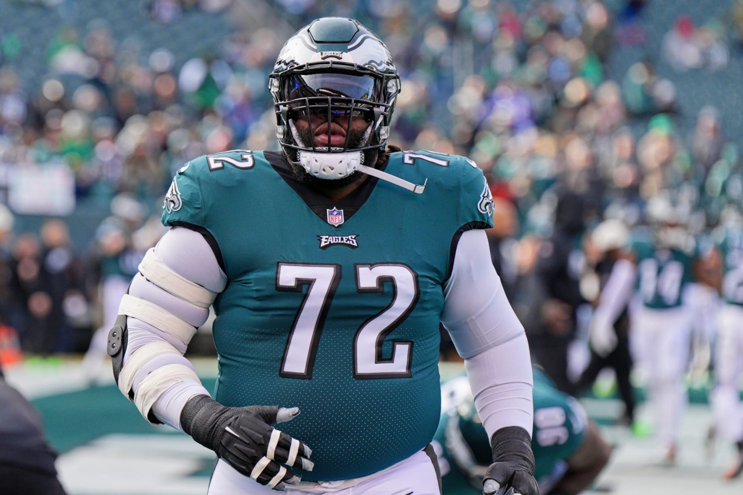 PHILADELPHIA, PA - DECEMBER 04: Philadelphia Eagles defensive tackle Linval Joseph (72) warms up during the game between the Tennessee Titans and the Philadelphia Eagles on December 4, 2022 at Lincoln Financial Field in Philadelphia, PA. (Photo by Andy Lewis/Icon Sportswire via Getty Images)