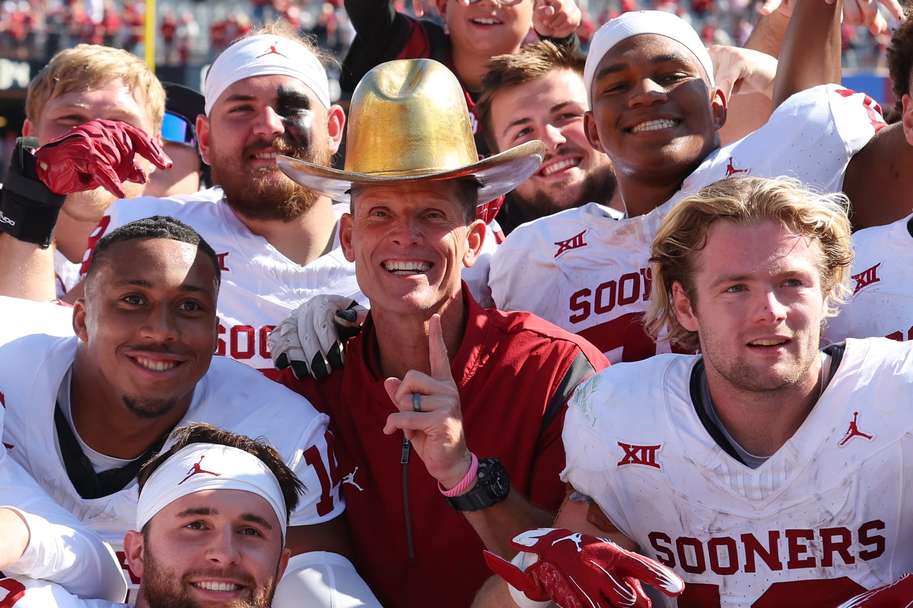 AUSTIN, TEXAS - OCTOBER 07: Head coach Brent Venables of the Oklahoma Sooners wears the Golden Hat as he poses for a group photo with the team at the Cotton Bowl on October 07, 2023 in Dallas, Texas. (Photo by Richard Rodriguez/Getty Images)