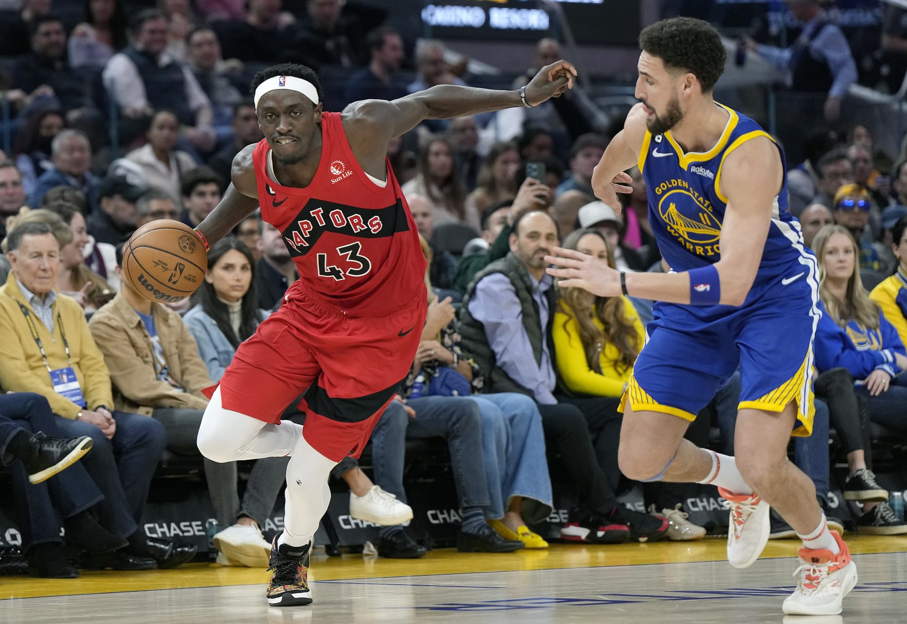 SAN FRANCISCO, CALIFORNIA - JANUARY 27: Pascal Siakam #43 of the Toronto Raptors dribbles past Klay Thompson #11 of the Golden State Warriors during the second quarter of an NBA basketball game at Chase Center on January 27, 2023 in San Francisco, California. NOTE TO USER: User expressly acknowledges and agrees that, by downloading and or using this photograph, User is consenting to the terms and conditions of the Getty Images License Agreement. (Photo by Thearon W. Henderson/Getty Images)