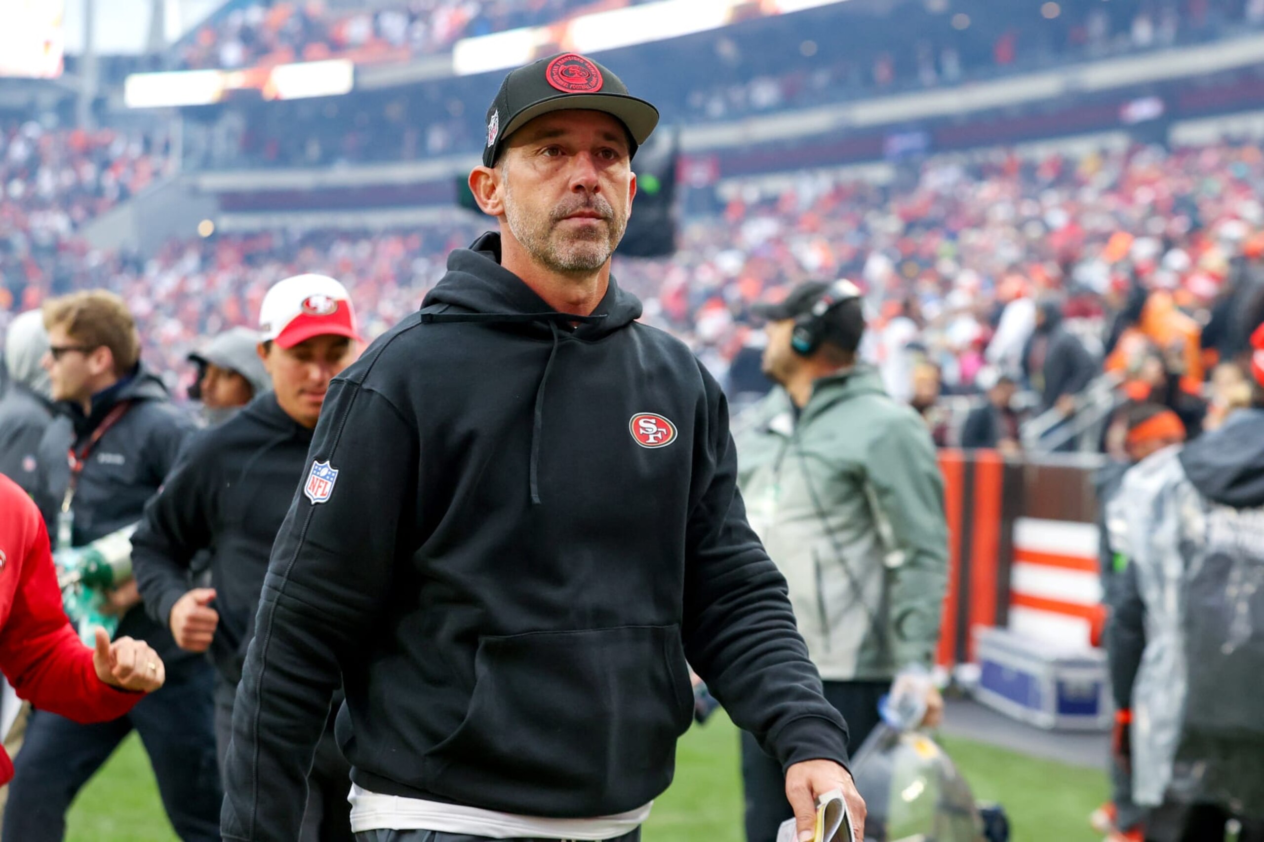 CLEVELAND, OH - OCTOBER 15: San Francisco 49ers head coach Kyle Shanahan leaves the field following the National Football League game between the San Francisco 49ers and Cleveland Browns on October 15, 2023, at Cleveland Browns Stadium in Cleveland, OH. (Photo by Frank Jansky/Icon Sportswire via Getty Images)