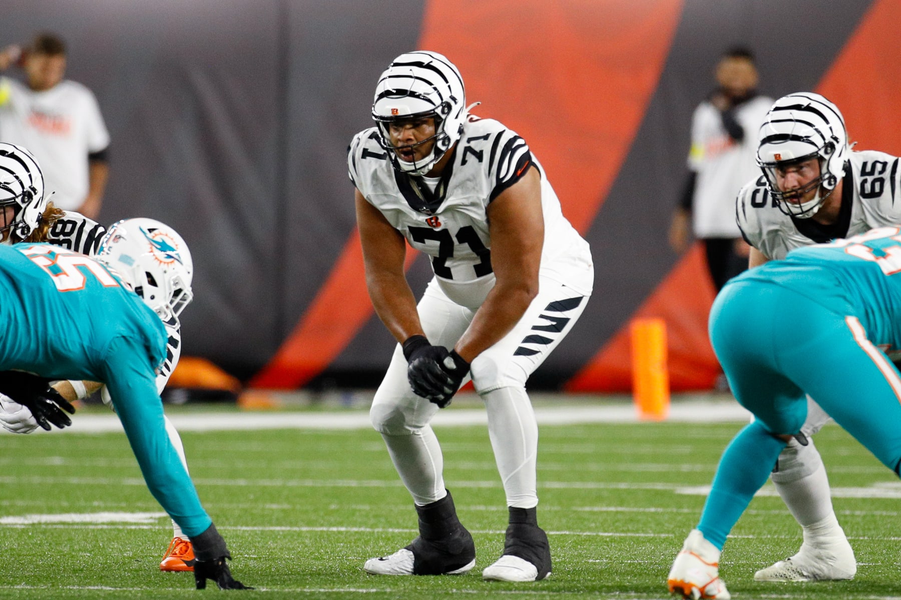 CINCINNATI, OH - SEPTEMBER 29: Cincinnati Bengals offensive tackle La'el Collins (71) in action during the game against the Miami Dolphins and the Cincinnati Bengals on September 29, 2022, at Paycor Stadium in Cincinnati, OH.  (Photo by Ian Johnson/Icon Sportswire via Getty Images)