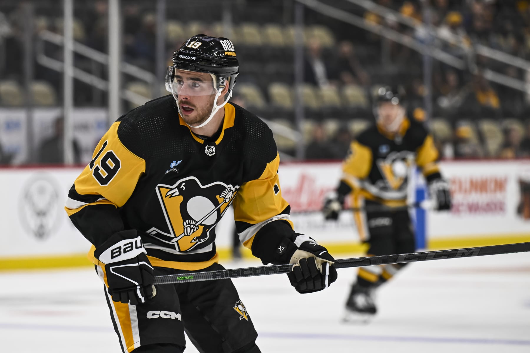 PITTSBURGH, PA - SEPTEMBER 28: Pittsburgh Penguins right wing Reilly Smith (19) looks on during the third period in the NHL preseason game between the Pittsburgh Penguins and the Buffalo Sabres on September 28, 2023, at PPG Paints Arena in Pittsburgh, PA. (Photo by Jeanine Leech/Icon Sportswire via Getty Images)