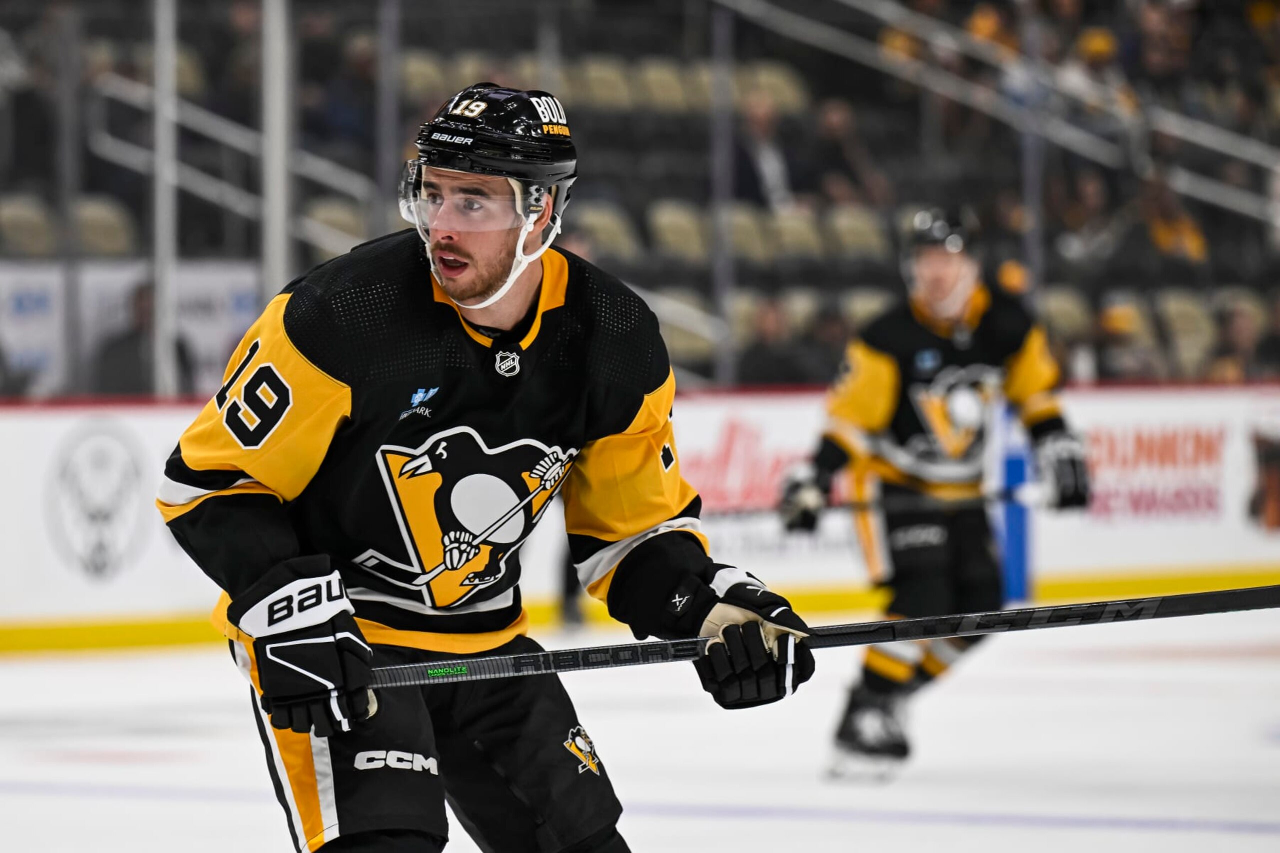 PITTSBURGH, PA - SEPTEMBER 28: Pittsburgh Penguins right wing Reilly Smith (19) looks on during the third period in the NHL preseason game between the Pittsburgh Penguins and the Buffalo Sabres on September 28, 2023, at PPG Paints Arena in Pittsburgh, PA. (Photo by Jeanine Leech/Icon Sportswire via Getty Images)