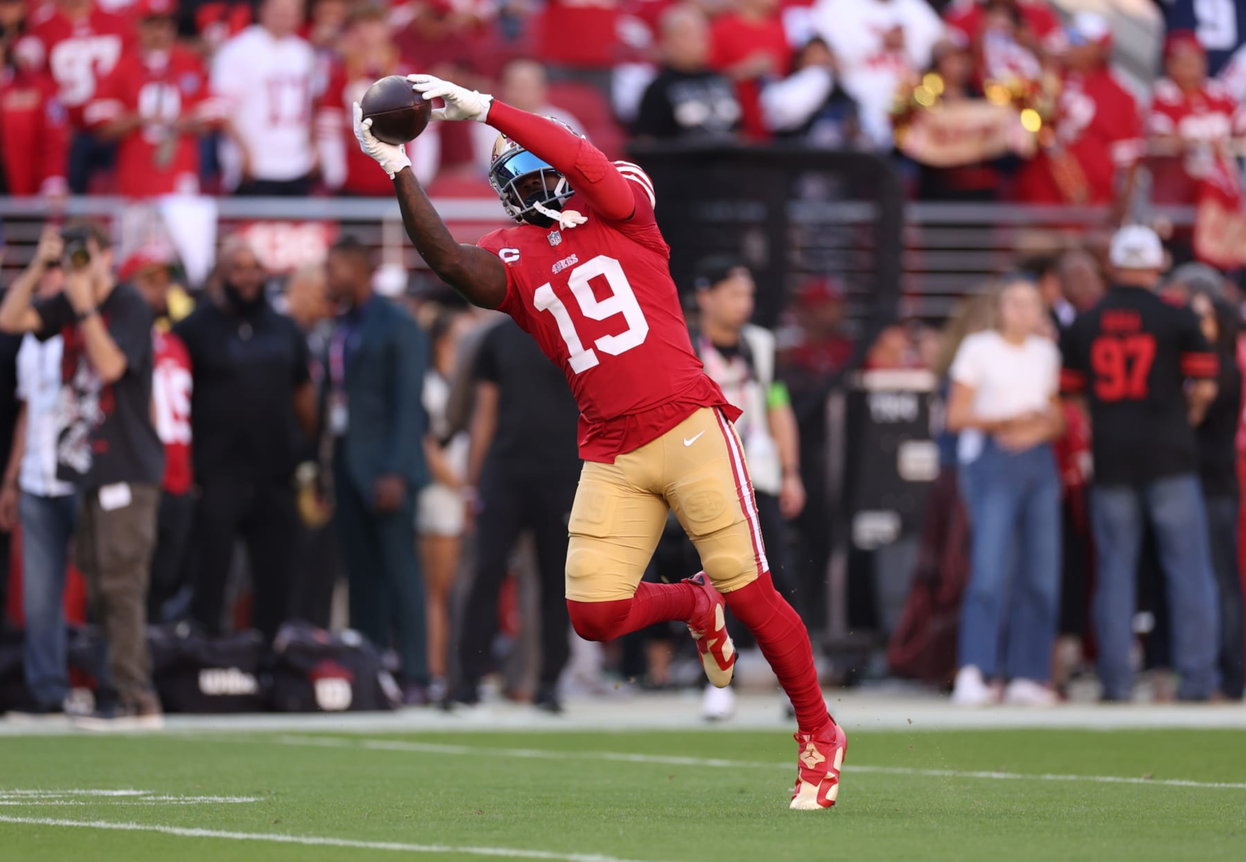 SANTA CLARA, CALIFORNIA - OCTOBER 08: Deebo Samuel #19 of the San Francisco 49ers warms up prior to a game against the Dallas Cowboys at Levi's Stadium on October 08, 2023 in Santa Clara, California. (Photo by Ezra Shaw/Getty Images)