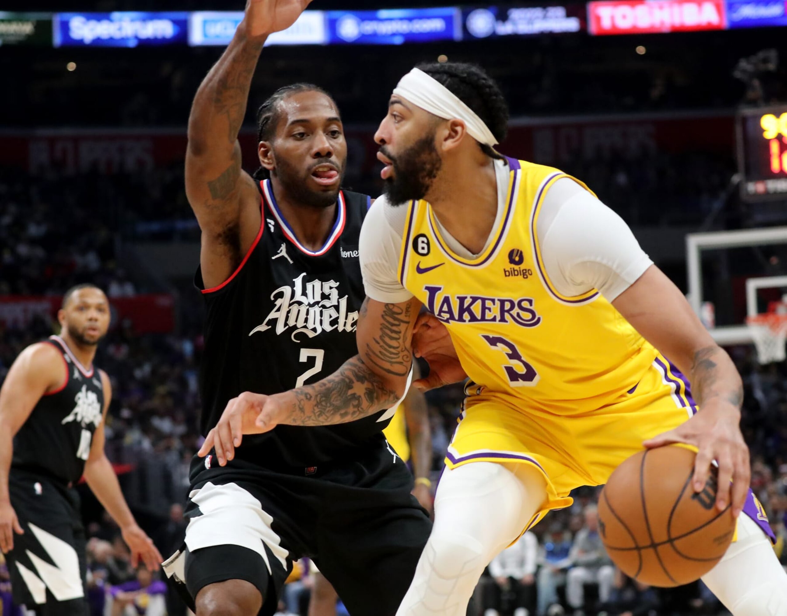 Los Angeles, CA - April 05: Clippers forward Kawhi Leonard defends againstt Lakers big man Anthony Davis in the third quarter Tuesday night, Apr. 5, 2023, at Crypto.com Arena. (Luis Sinco / Los Angeles Times via Getty Images)