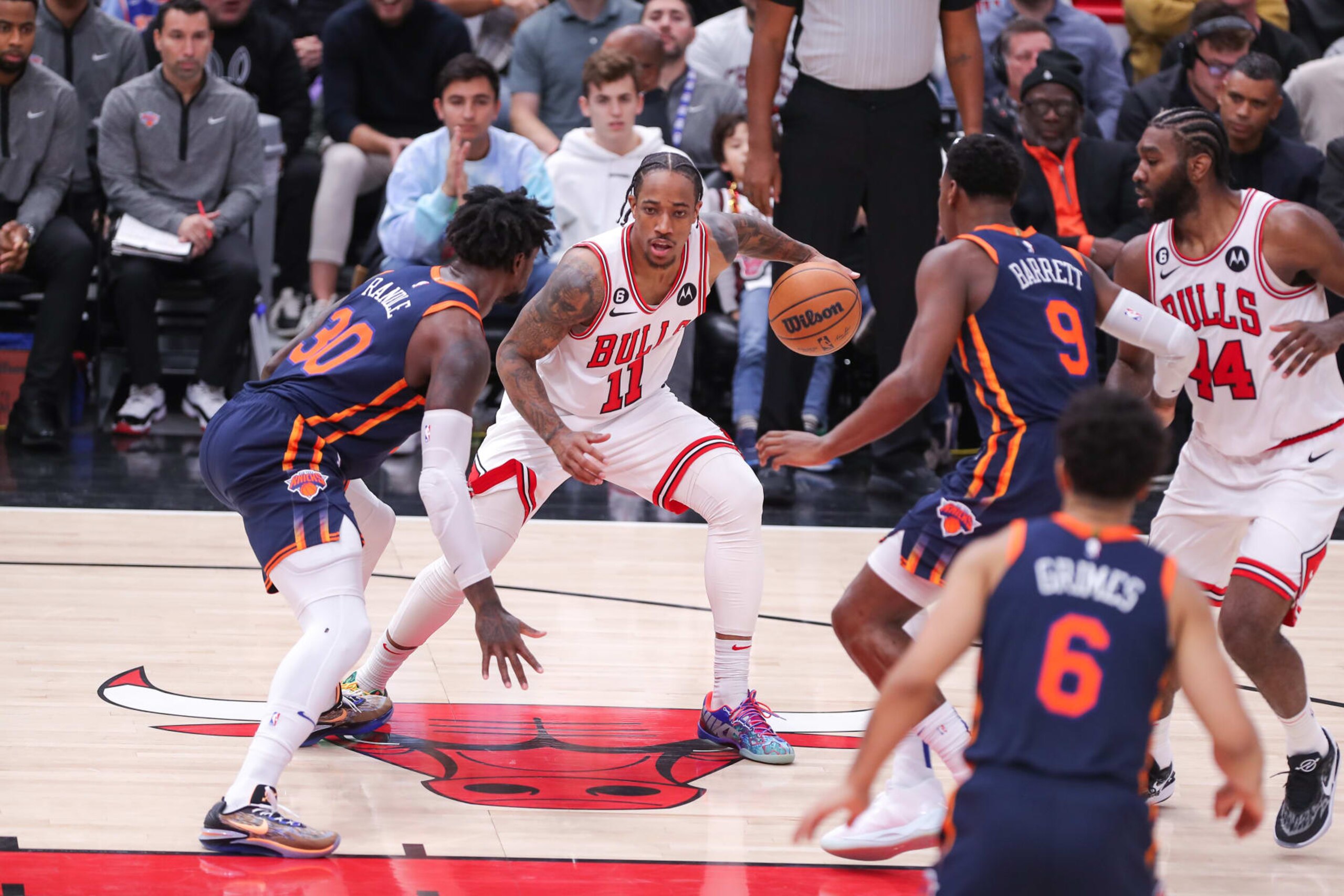 CHICAGO, IL - DECEMBER 14: New York Knicks Forward Julius Randle (30) guards Chicago Bulls Forward DeMar DeRozan (11) during a NBA game between the New York Knicks and the Chicago Bulls on December  14, 2022 at the United Center in Chicago, IL. (Photo by Melissa Tamez/Icon Sportswire via Getty Images)