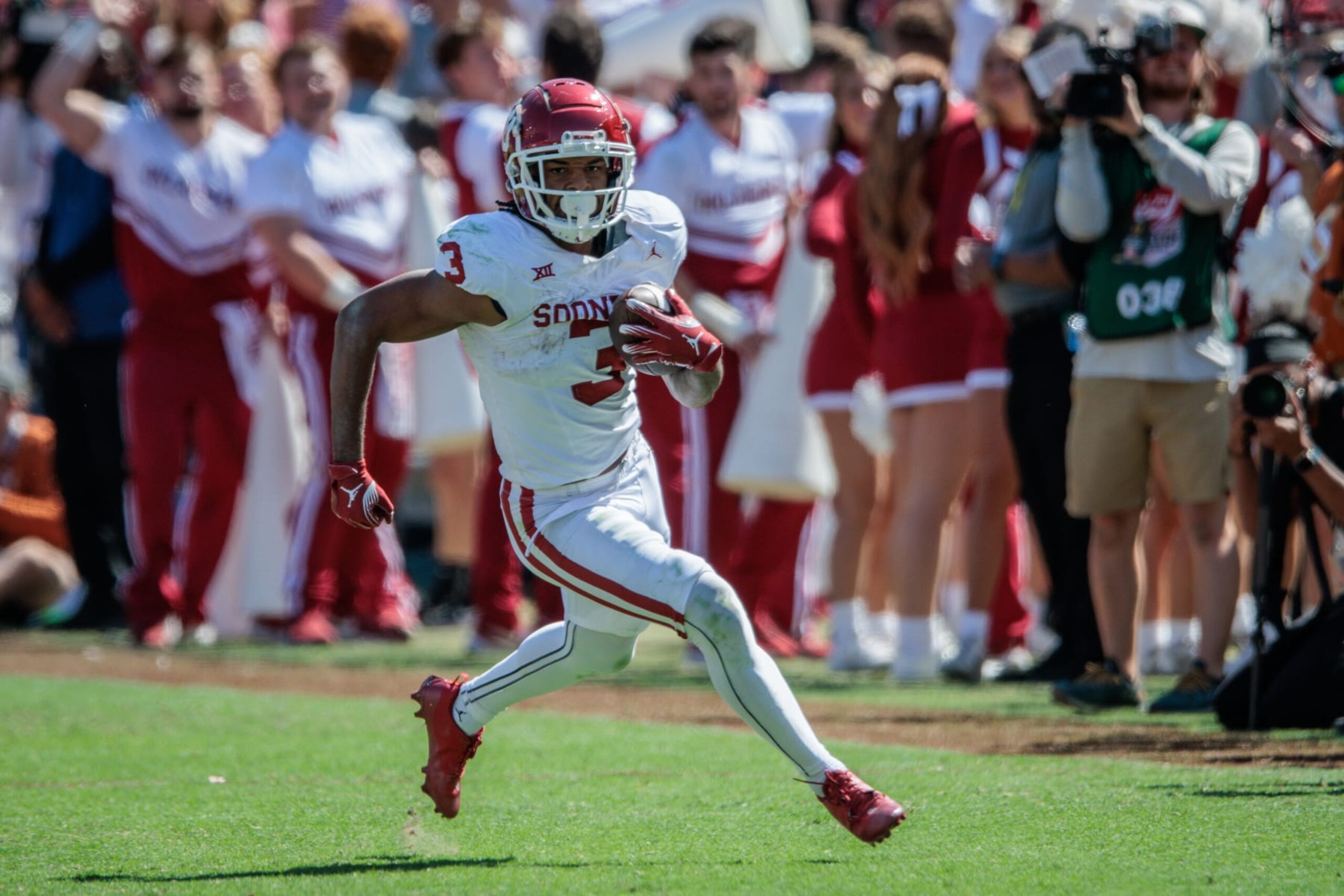 DALLAS, TX - OCTOBER 07: Oklahoma Sooners wide receiver Jalil Farooq (3) runs the ball against the Texas Longhorns on October 7th, 2023 at Cotton Bowl Stadium in Dallas Texas. (Photo by William Purnell/Icon Sportswire via Getty Images)