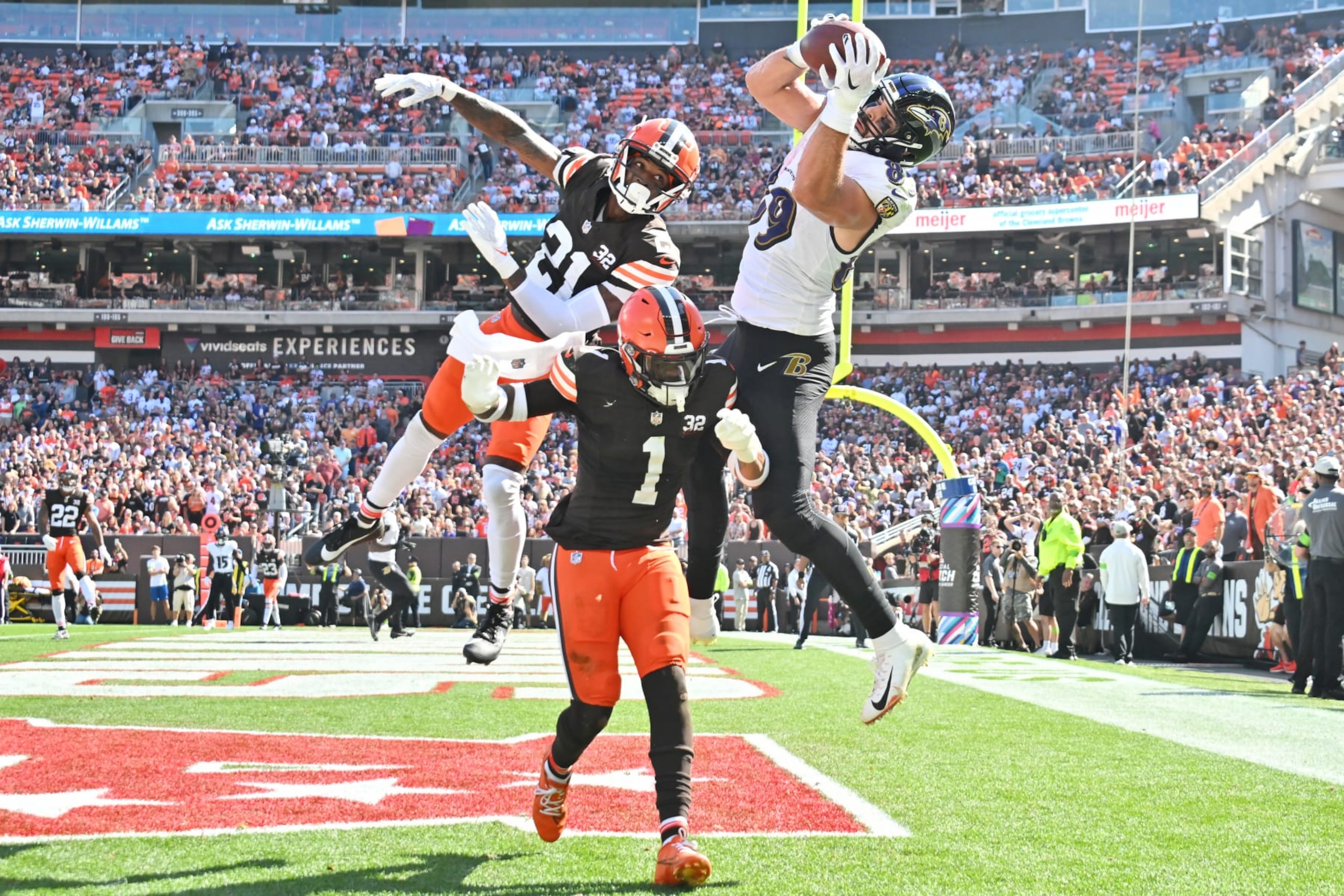 CLEVELAND, OHIO - OCTOBER 01: Mark Andrews #89 of the Baltimore Ravens catches a touchdown pass over Denzel Ward #21 of the Cleveland Browns and Juan Thornhill #1 of the Cleveland Browns during the second quarter at Cleveland Browns Stadium on October 01, 2023 in Cleveland, Ohio. (Photo by Jason Miller/Getty Images)