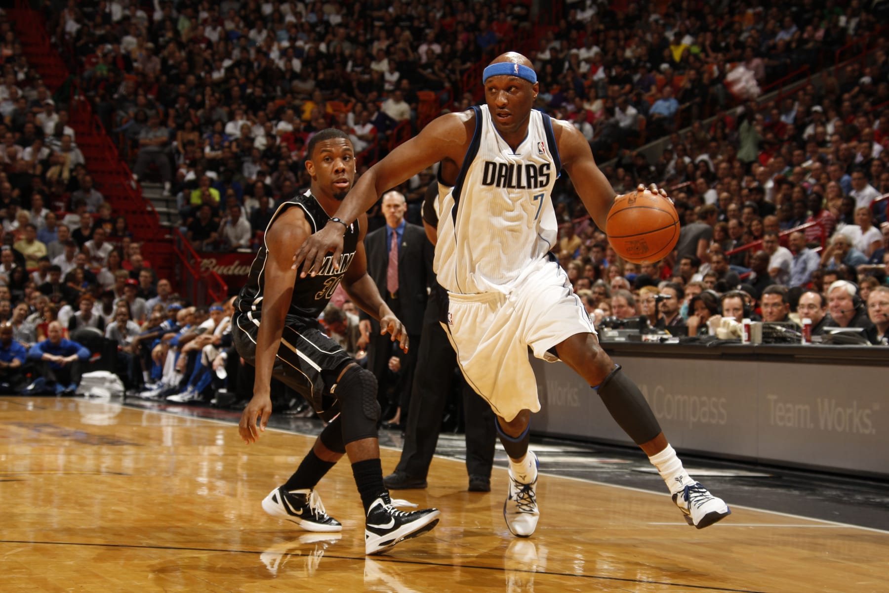 MIAMI, FL - MARCH 29: Lamar Odom #7 of the Dallas Mavericks drives ahead of Norris Cole #30 of the Miami Heat on March 29, 2012 at American Airlines Arena in Miami, Florida. NOTE TO USER: User expressly acknowledges and agrees that, by downloading and/or using this Photograph, User is consenting to the terms and conditions of the Getty Images License Agreement. Mandatory copyright notice: Copyright NBAE 2012 (Photo by Issac Baldizon/NBAE via Getty Images)