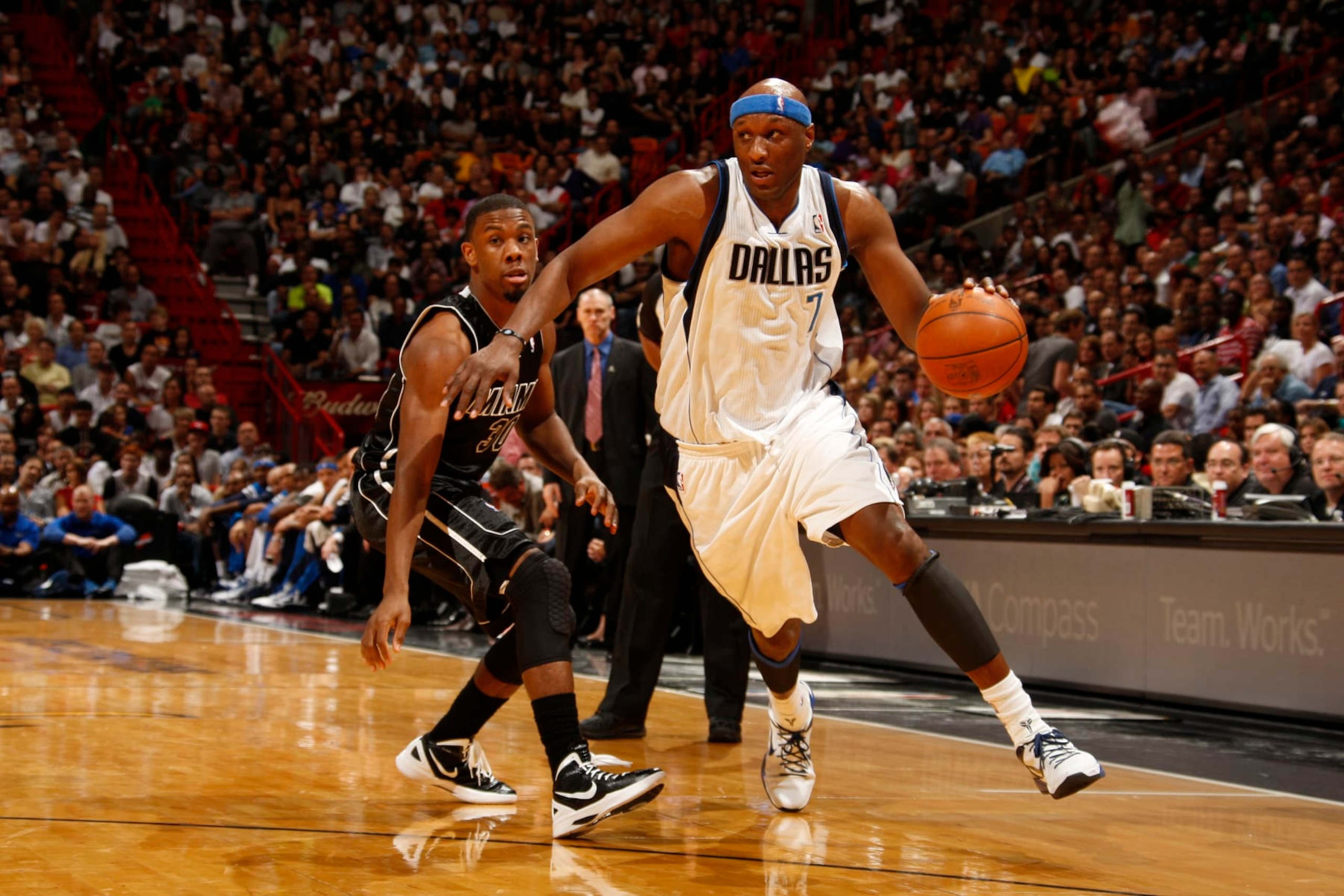MIAMI, FL - MARCH 29: Lamar Odom #7 of the Dallas Mavericks drives ahead of Norris Cole #30 of the Miami Heat on March 29, 2012 at American Airlines Arena in Miami, Florida. NOTE TO USER: User expressly acknowledges and agrees that, by downloading and/or using this Photograph, User is consenting to the terms and conditions of the Getty Images License Agreement. Mandatory copyright notice: Copyright NBAE 2012 (Photo by Issac Baldizon/NBAE via Getty Images)