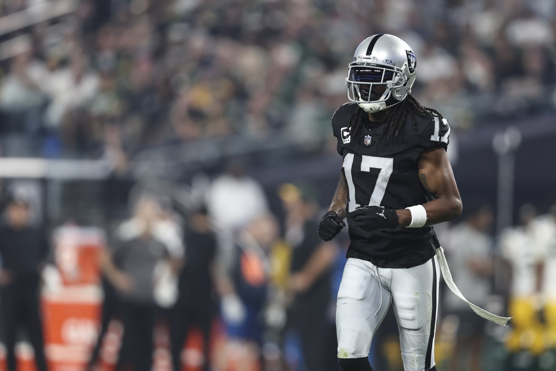 LAS VEGAS, NEVADA - OCTOBER 09: Davante Adams #17 of the Las Vegas Raiders runs during an NFL football game between the Las Vegas Raiders and the Green Bay Packers at Allegiant Stadium on October 09, 2023 in Las Vegas, Nevada. (Photo by Michael Owens/Getty Images)
