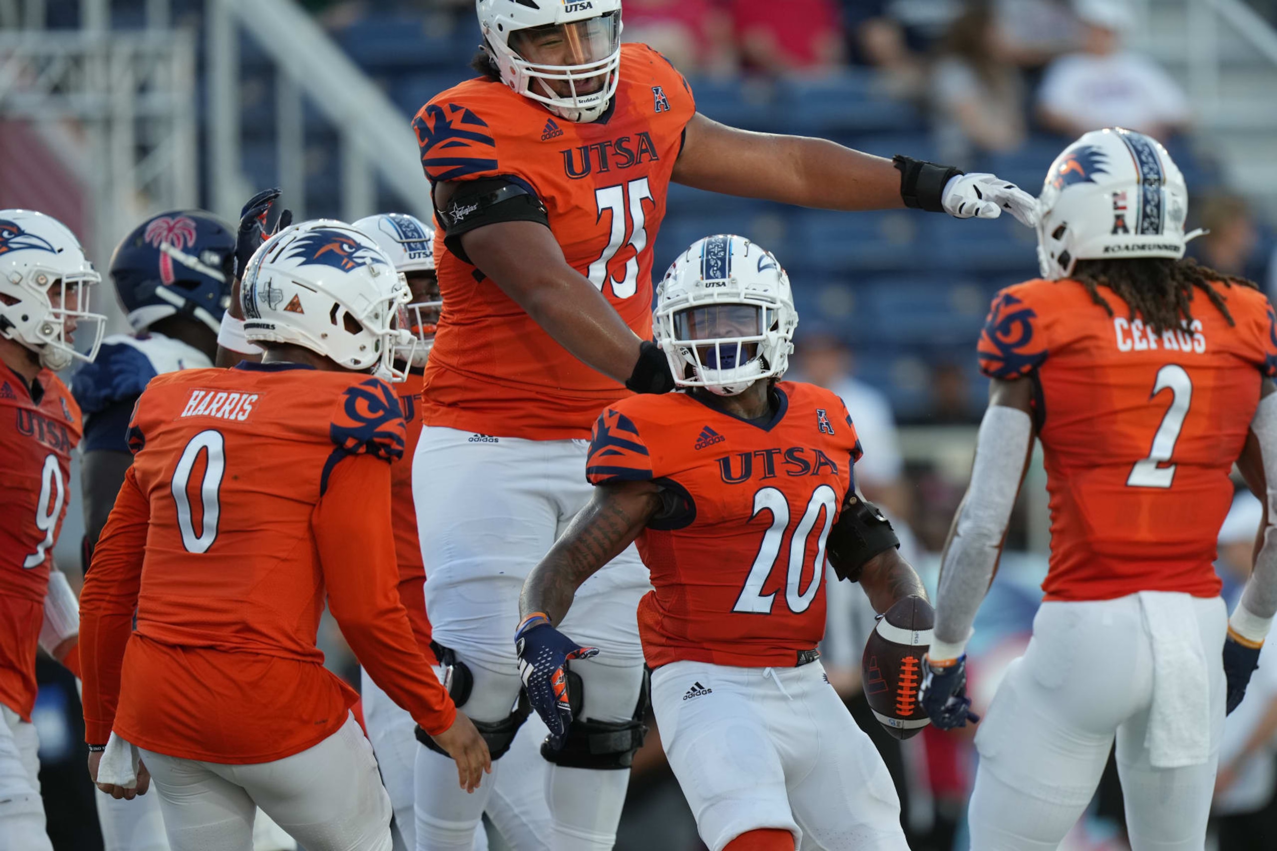 BOCA RATON, FL - OCTOBER 21: UTSA Roadrunners running back Robert Henry (20) celebrates his touchdown in the first half during the game between the UTSA Roadrunners and the Florida Atlantic Owls on Saturday, October 21, 2023 at FAU Stadium, Boca Raton, Fla. (Photo by Peter Joneleit/Icon Sportswire via Getty Images) BOCA RATON, FL - OCTOBER 21: UTSA Roadrunners running back Robert Henry (20) celebrates his touchdown in the first half during the game between the UTSA Roadrunners and the Florida Atlantic Owls on Saturday, October 21, 2023 at FAU Stadium, Boca Raton, Fla. (Photo by Peter Joneleit/Icon Sportswire via Getty Images)