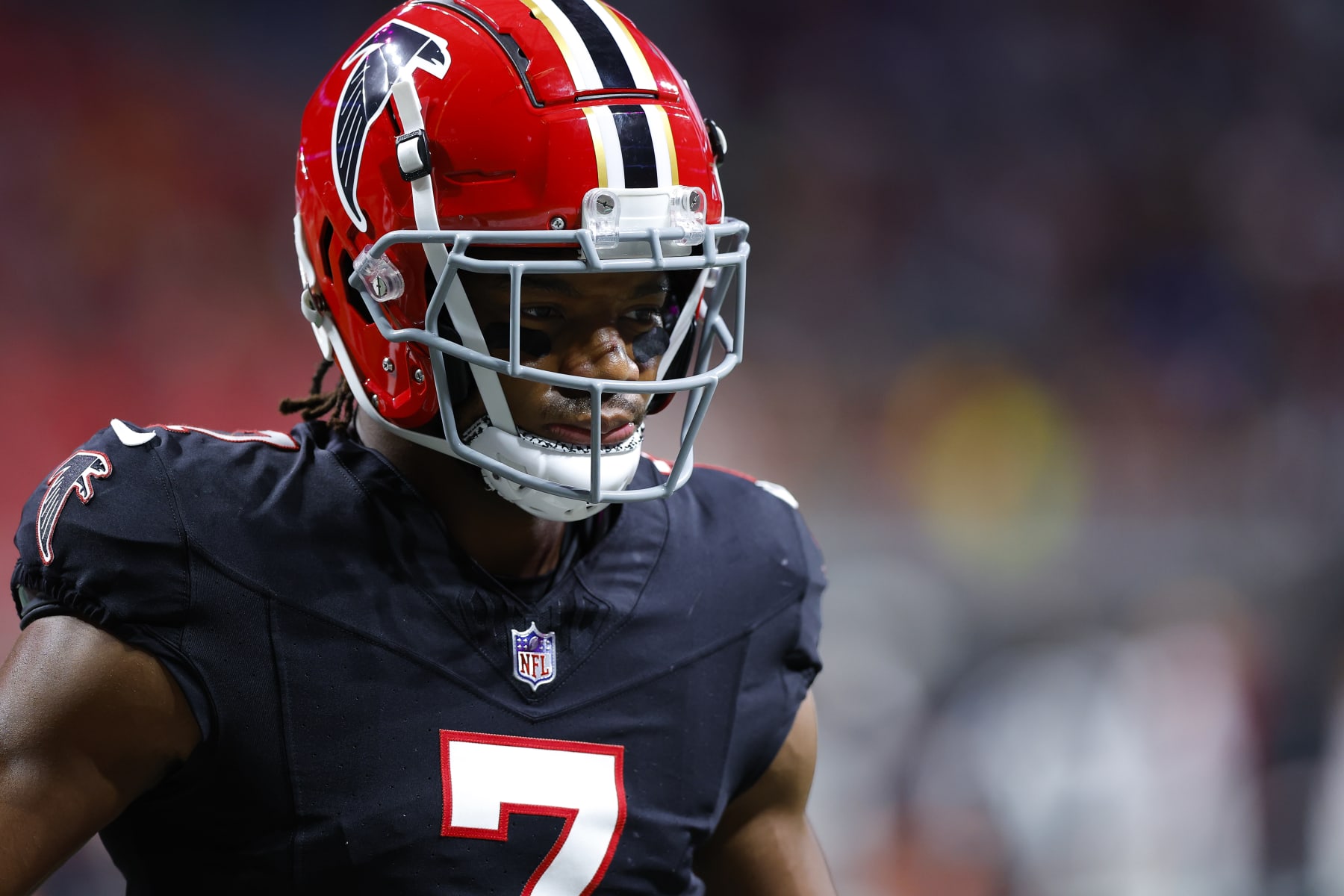 ATLANTA, GEORGIA - OCTOBER 15: Bijan Robinson #7 of the Atlanta Falcons warms up prior to the game against the Washington Commanders at Mercedes-Benz Stadium on October 15, 2023 in Atlanta, Georgia. (Photo by Todd Kirkland/Getty Images)