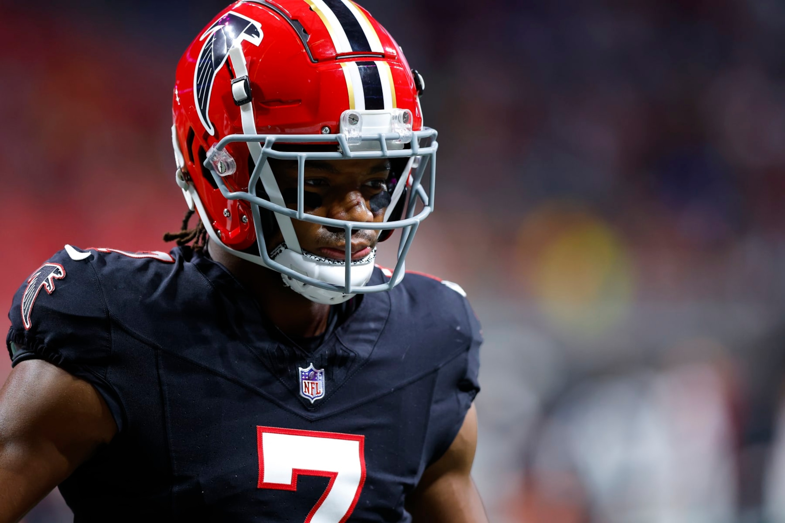 ATLANTA, GEORGIA - OCTOBER 15: Bijan Robinson #7 of the Atlanta Falcons warms up prior to the game against the Washington Commanders at Mercedes-Benz Stadium on October 15, 2023 in Atlanta, Georgia. (Photo by Todd Kirkland/Getty Images)