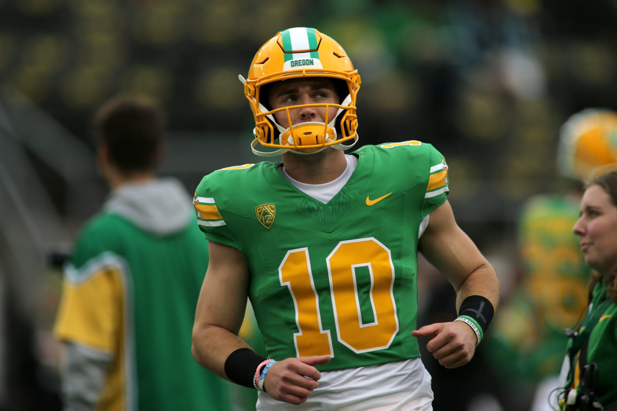 EUGENE, OREGON - OCTOBER 21: Bo Nix #10 of the Oregon Ducks warms up before the game againsst the Washington State Cougars at Autzen Stadium on October 21, 2023 in Eugene, Oregon. (Photo by Lydia Ely/Getty Images)