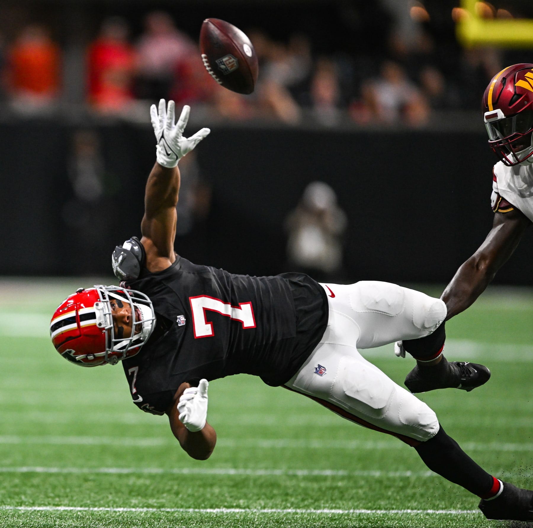 ATLANTA, GA  OCTOBER 15:  Atlanta running back Bijan Robinson (7) attempts to catch a pass during the NFL game between the Washington Commanders and the Atlanta Falcons on October 15th, 2023 at Mercedes-Benz Stadium in Atlanta, GA.  (Photo by Rich von Biberstein/Icon Sportswire via Getty Images)