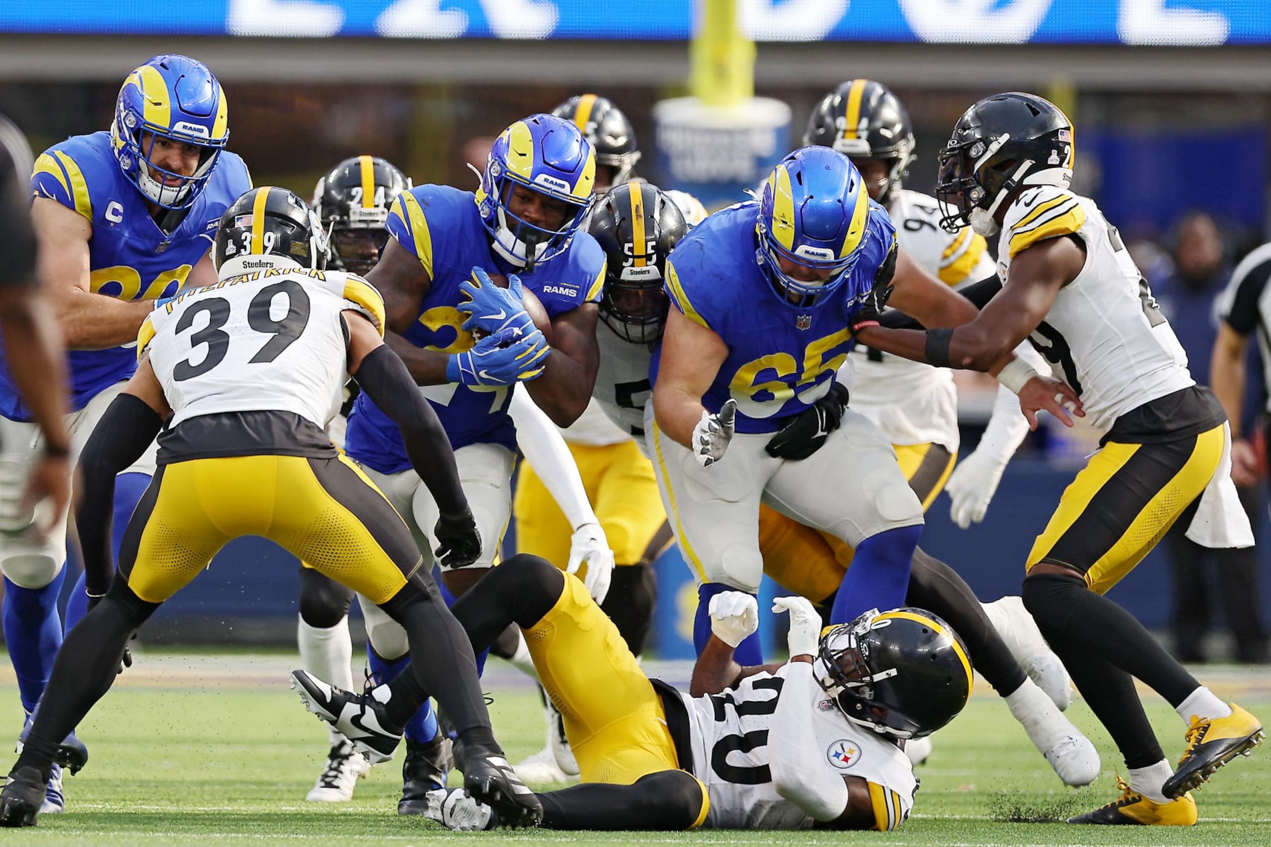 Rams RB Royce Freeman carries the ball against the Steelers
