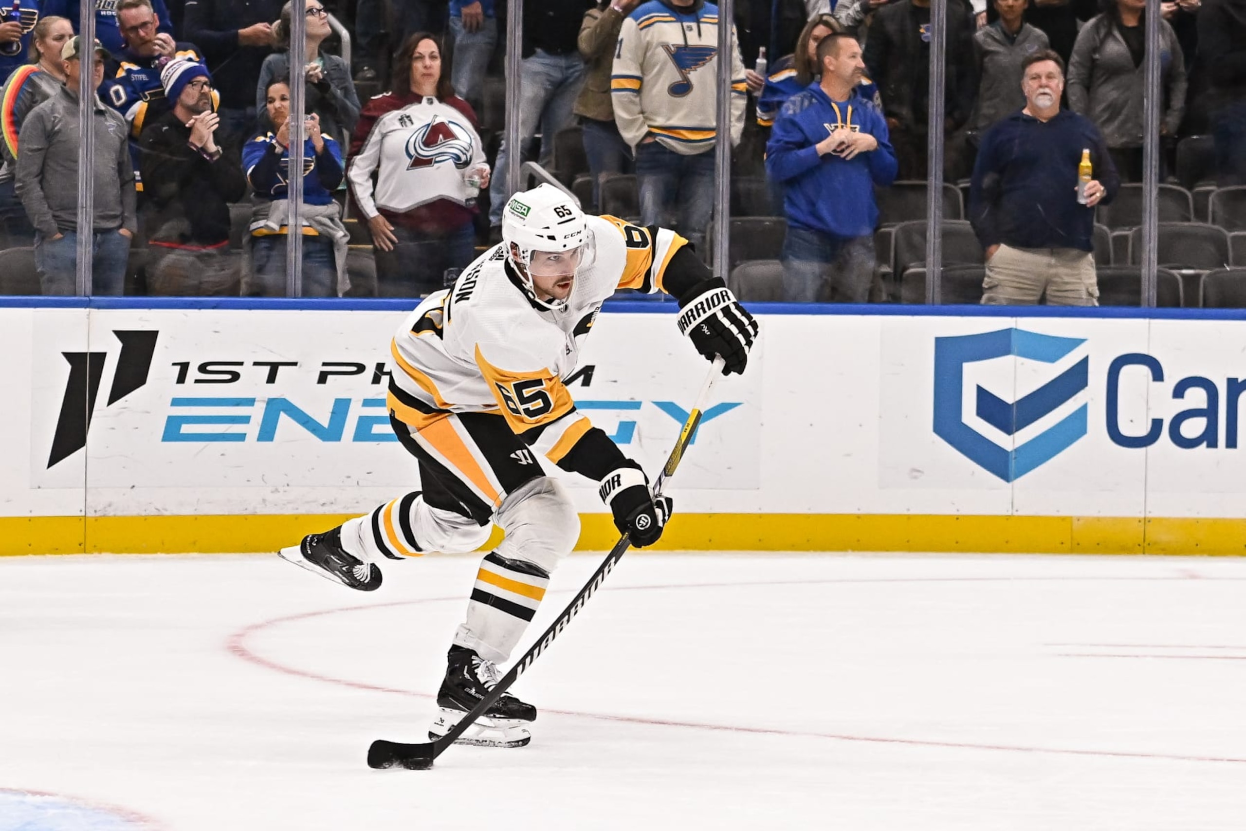 ST. LOUIS, MO - OCTOBER 21: Pittsburgh Penguins defenseman Erik Karlsson (65) passes the puck forward during a regular season game between the Pittsburgh Penguins and the St. Louis Blues on October 21 2023, at the Enterprise Center in St. Louis MO (Photo by Rick Ulreich/Icon Sportswire via Getty Images)