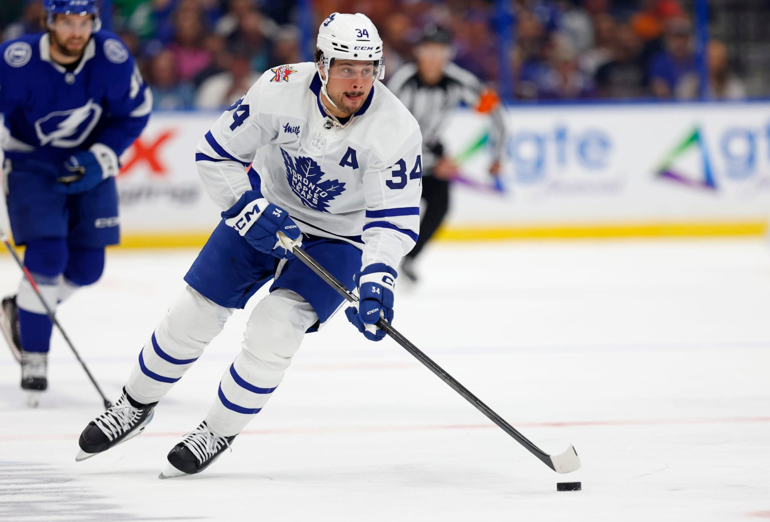 TAMPA, FLORIDA - OCTOBER 21: Auston Matthews #34 of the Toronto Maple Leafs looks to pass in the first period during a game against the Tampa Bay Lightning at Amalie Arena on October 21, 2023 in Tampa, Florida. (Photo by Mike Ehrmann/Getty Images)