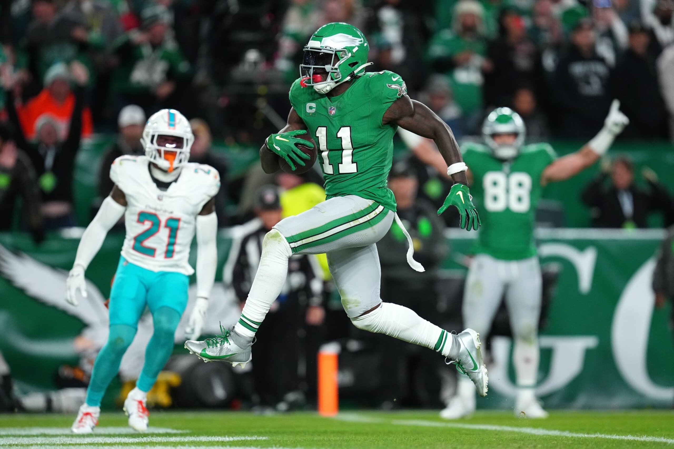 PHILADELPHIA, PENNSYLVANIA - OCTOBER 22: A.J. Brown #11 of the Philadelphia Eagles scores a touchdown on a pass play during the second half of a game against the Miami Dolphins at Lincoln Financial Field on October 22, 2023 in Philadelphia, Pennsylvania. (Photo by Mitchell Leff/Getty Images) PHILADELPHIA, PENNSYLVANIA - OCTOBER 22: A.J. Brown #11 of the Philadelphia Eagles scores a touchdown on a pass play during the second half of a game against the Miami Dolphins at Lincoln Financial Field on October 22, 2023 in Philadelphia, Pennsylvania. (Photo by Mitchell Leff/Getty Images)