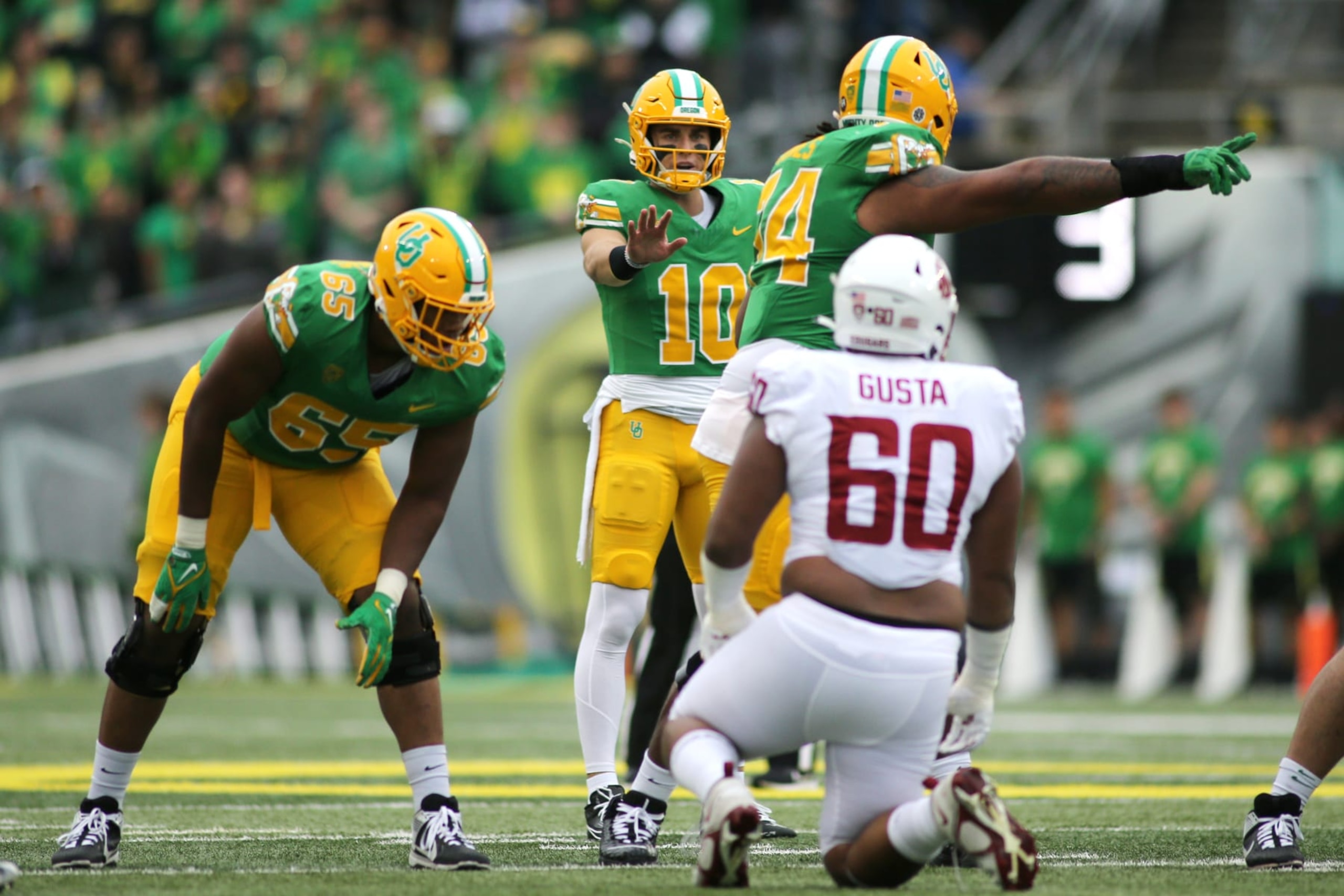 EUGENE, OREGON - OCTOBER 21: Bo Nix #10 of the Oregon Ducks calls for a play in the first half against the Washington State Cougars at Autzen Stadium on October 21, 2023 in Eugene, Oregon. (Photo by Lydia Ely/Getty Images)