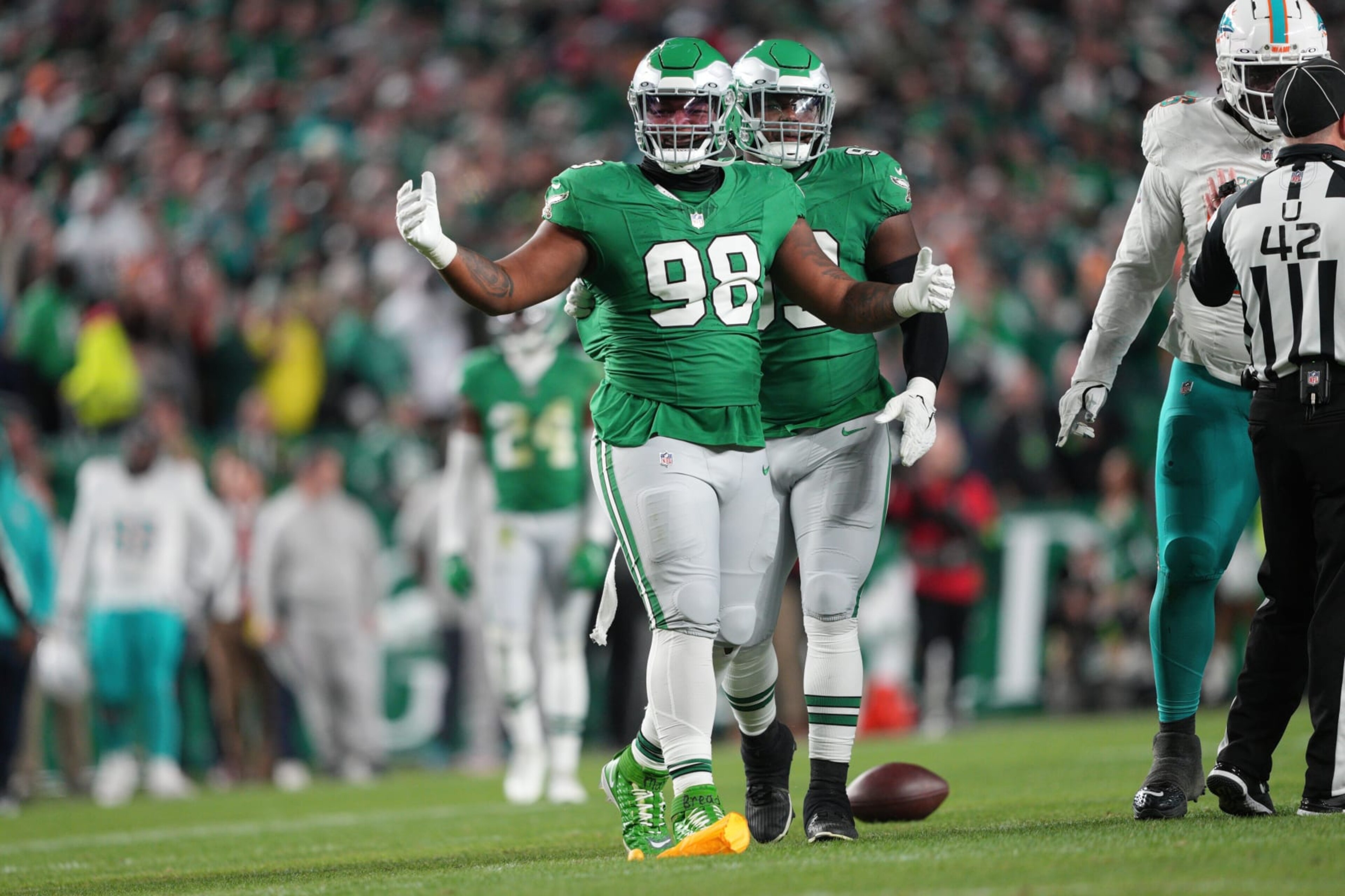 PHILADELPHIA, PA - OCTOBER 22: Philadelphia Eagles defensive tackle Jalen Carter (98) gestures after a tackle during the game between the Miami Dolphins and the Philadelphia Eagles on October 22, 2023 at Lincoln Financial Field. (Photo by Andy Lewis/Icon Sportswire via Getty Images)