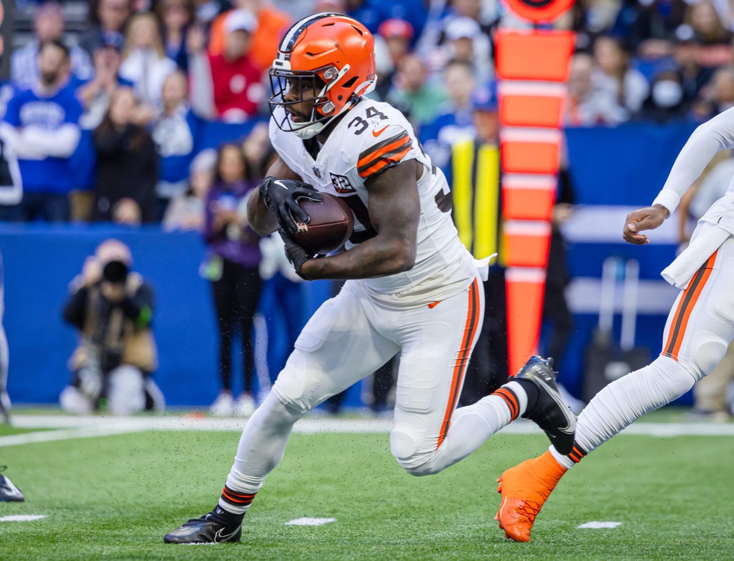 INDIANAPOLIS, INDIANA - OCTOBER 22: Jerome Ford #34 of the Cleveland Browns runs the ball during the game against the Indianapolis Colts at Lucas Oil Stadium on October 22, 2023 in Indianapolis, Indiana. (Photo by Michael Hickey/Getty Images)