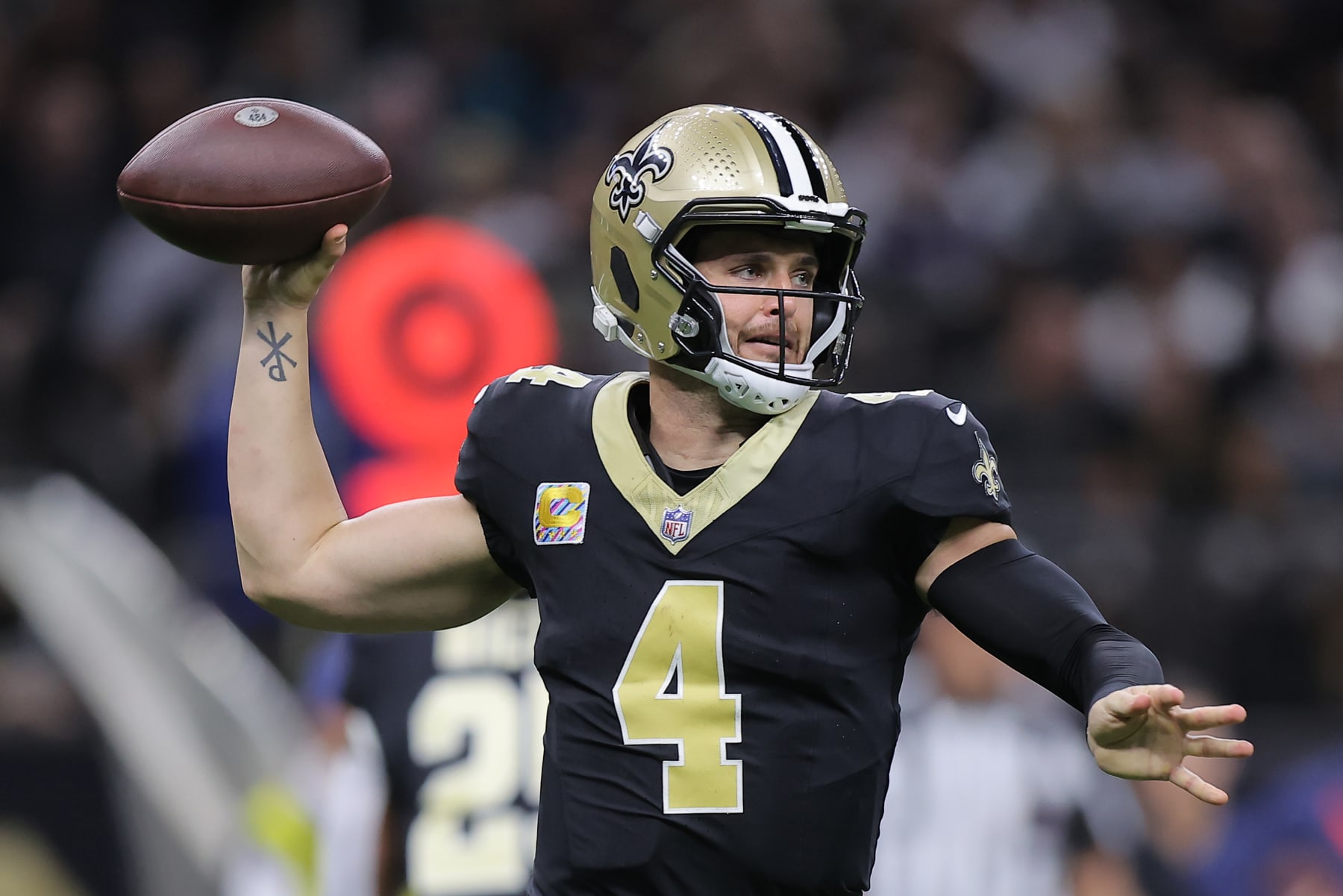NEW ORLEANS, LOUISIANA - OCTOBER 19: Derek Carr #4 of the New Orleans Saints looks to pass during the first half against the Jacksonville Jaguars at Caesars Superdome on October 19, 2023 in New Orleans, Louisiana. (Photo by Jonathan Bachman/Getty Images)