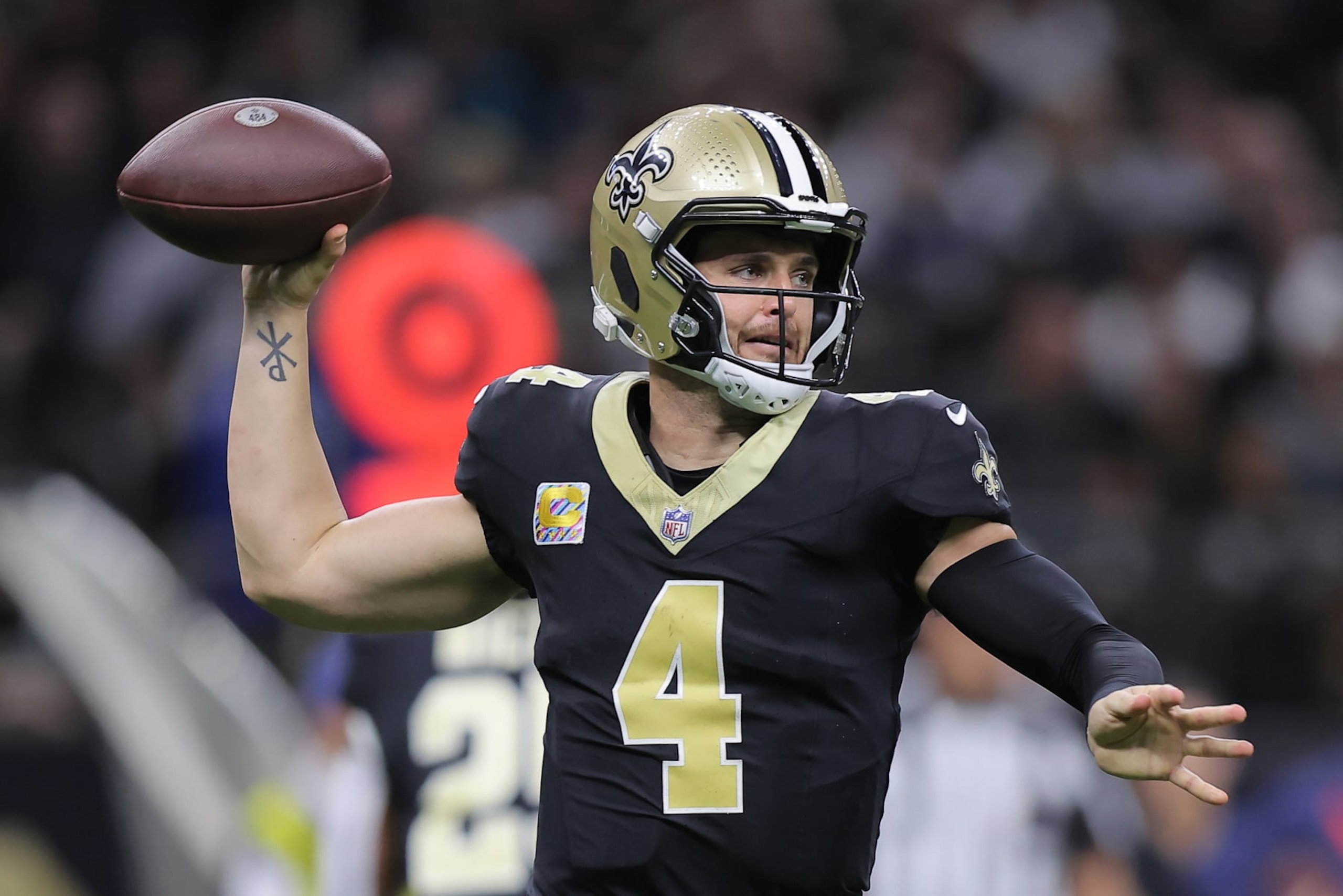 NEW ORLEANS, LOUISIANA - OCTOBER 19: Derek Carr #4 of the New Orleans Saints looks to pass during the first half against the Jacksonville Jaguars at Caesars Superdome on October 19, 2023 in New Orleans, Louisiana. (Photo by Jonathan Bachman/Getty Images)