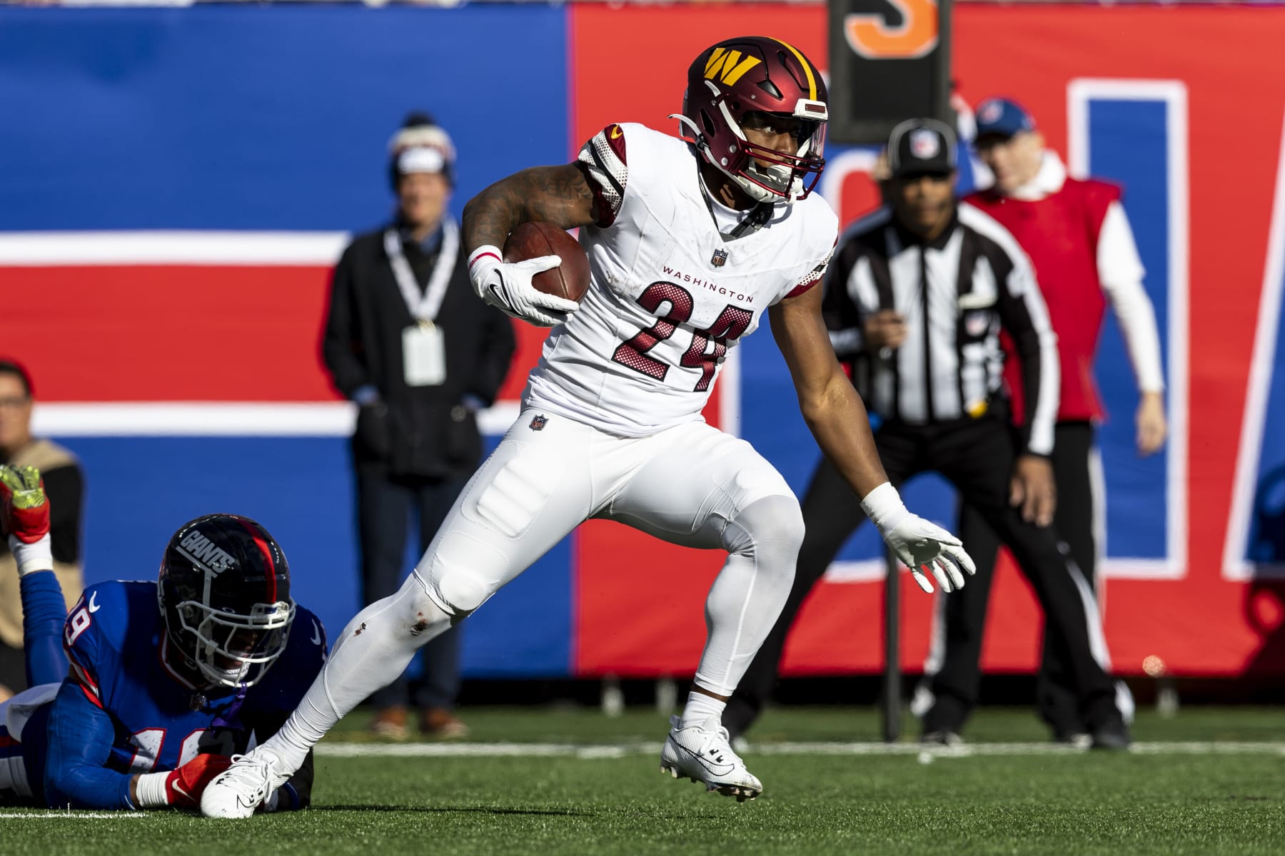 EAST RUTHERFORD, NEW JERSEY - OCTOBER 22: Antonio Gibson #24 of the Washington Commanders runs the ball during the game against the New York Giants at MetLife Stadium on October 22, 2023 in East Rutherford, New Jersey. The Giants beat the Commanders 14-7. (Photo by Lauren Leigh Bacho/Getty Images)