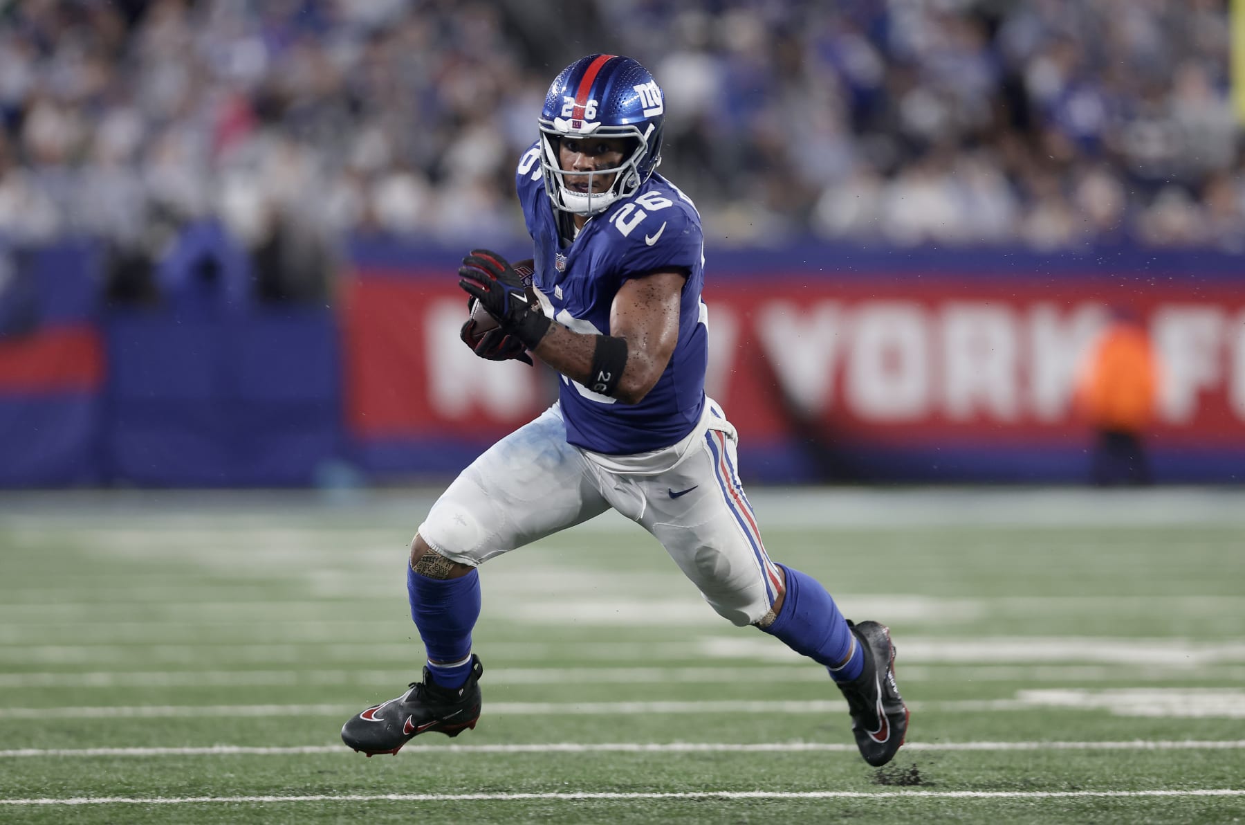 EAST RUTHERFORD, NEW JERSEY - SEPTEMBER 10: (NEW YORK DAILIES OUT)  Saquon Barkley #26 of the New York Giants in action against the Dallas Cowboys at MetLife Stadium on September 10, 2023 in East Rutherford, New Jersey. The Cowboys defeated the Giants 40-0. (Photo by Jim McIsaac/Getty Images)