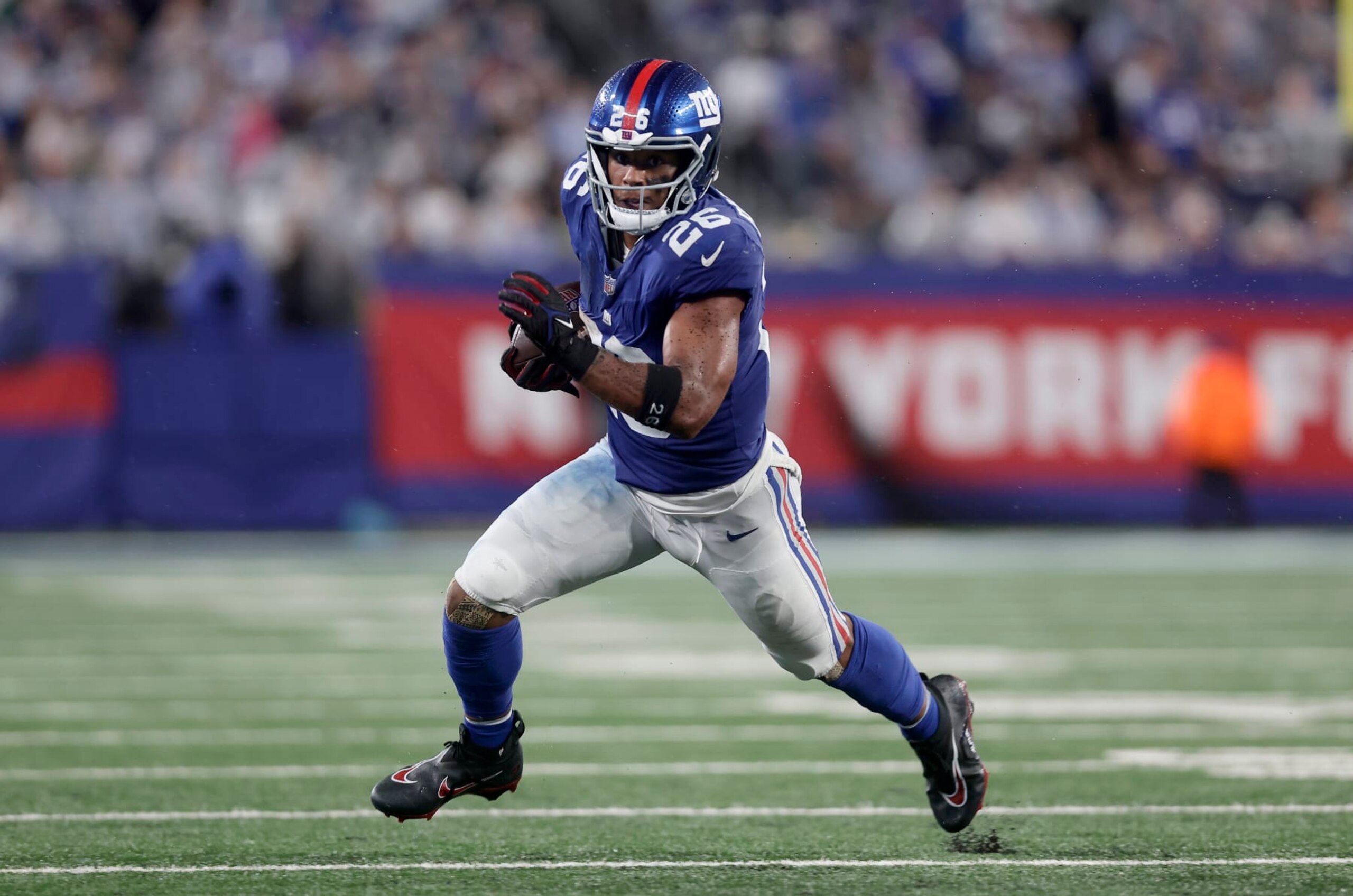 EAST RUTHERFORD, NEW JERSEY - SEPTEMBER 10: (NEW YORK DAILIES OUT)  Saquon Barkley #26 of the New York Giants in action against the Dallas Cowboys at MetLife Stadium on September 10, 2023 in East Rutherford, New Jersey. The Cowboys defeated the Giants 40-0. (Photo by Jim McIsaac/Getty Images)