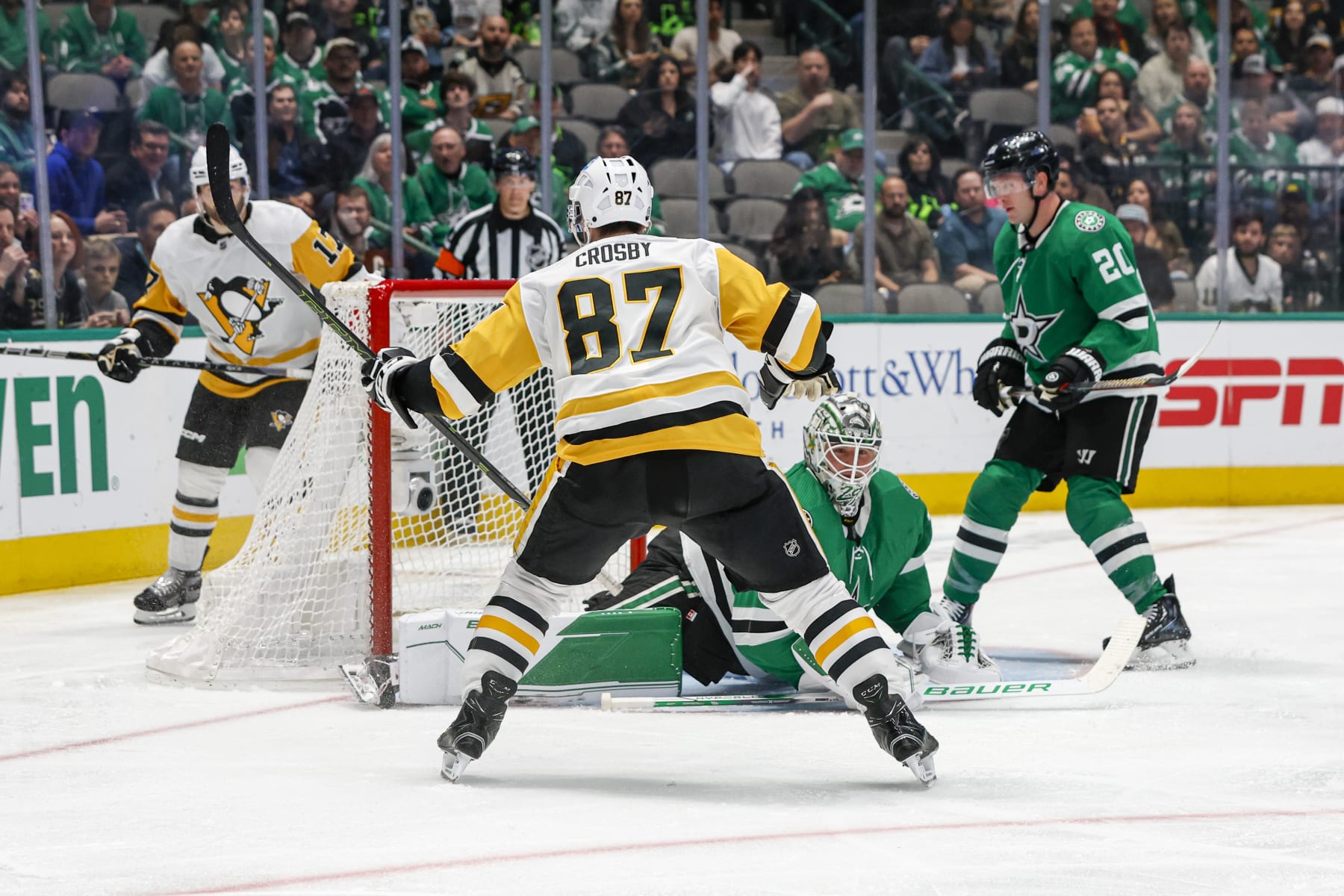 DALLAS, TX - MARCH 23: Pittsburgh Penguins center Sidney Crosby (87) redirects the puck past Dallas Stars goaltender Jake Oettinger (29) for a goal during the game between the Dallas Stars and the Pittsburgh Penguins on March 23, 2023 at the American Airlines Center in Dallas, Texas. (Photo by Matthew Pearce/Icon Sportswire via Getty Images)