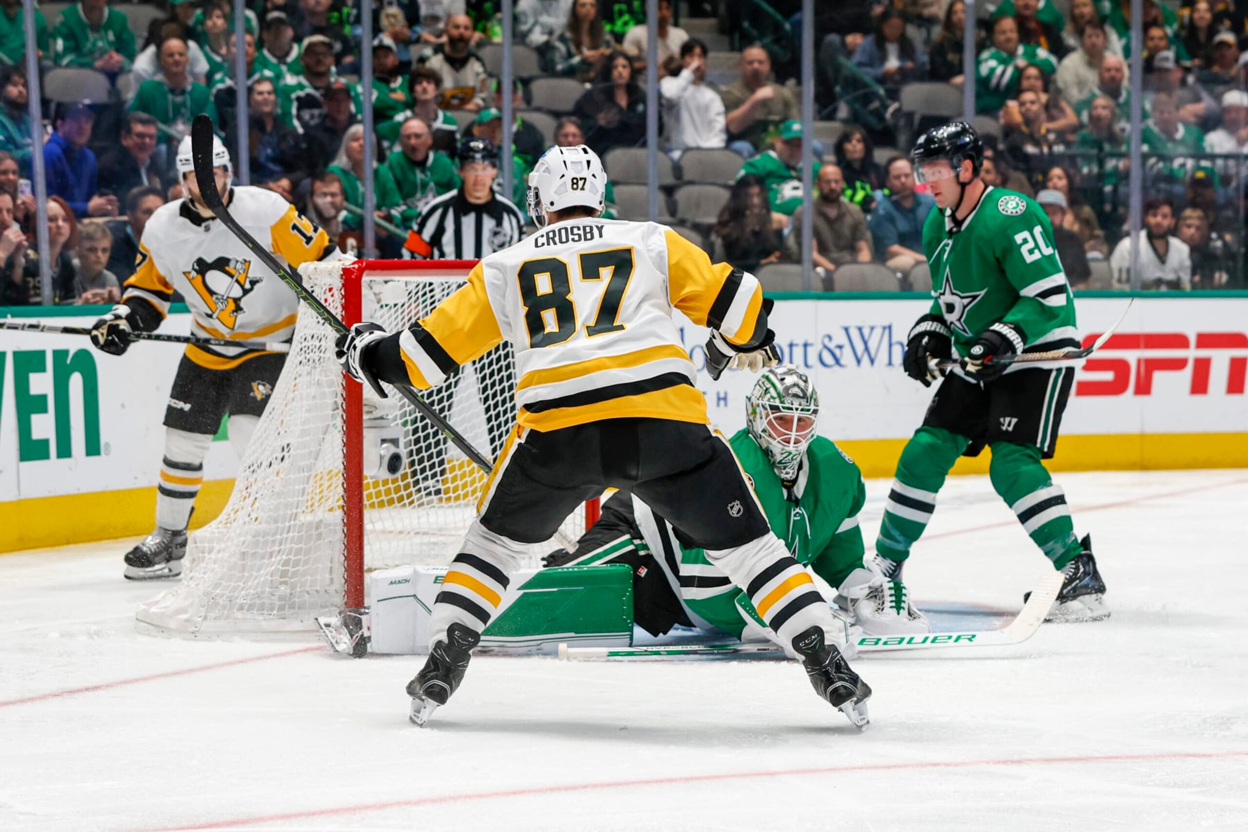 DALLAS, TX - MARCH 23: Pittsburgh Penguins center Sidney Crosby (87) redirects the puck past Dallas Stars goaltender Jake Oettinger (29) for a goal during the game between the Dallas Stars and the Pittsburgh Penguins on March 23, 2023 at the American Airlines Center in Dallas, Texas. (Photo by Matthew Pearce/Icon Sportswire via Getty Images)