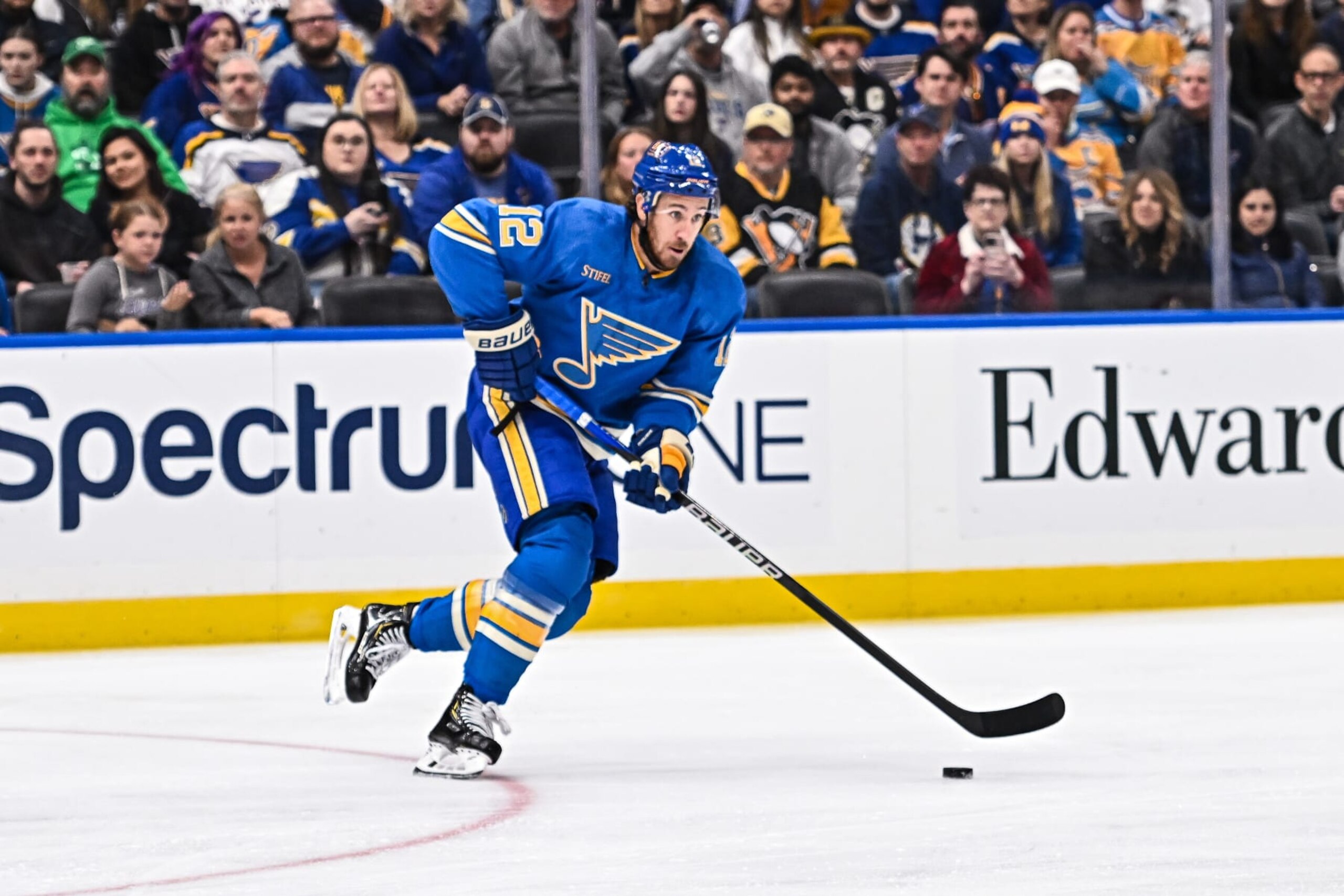 ST. LOUIS, MO - OCTOBER 21: St. Louis Blues center Kevin Hayes (12) cuts back in the offensive zone looking for a shooting lane during a regular season game between the Pittsburgh Penquins and the St. Louis Blues on October 21 2023, at the Enterprise Center in St. Louis MO (Photo by Rick Ulreich/Icon Sportswire via Getty Images)