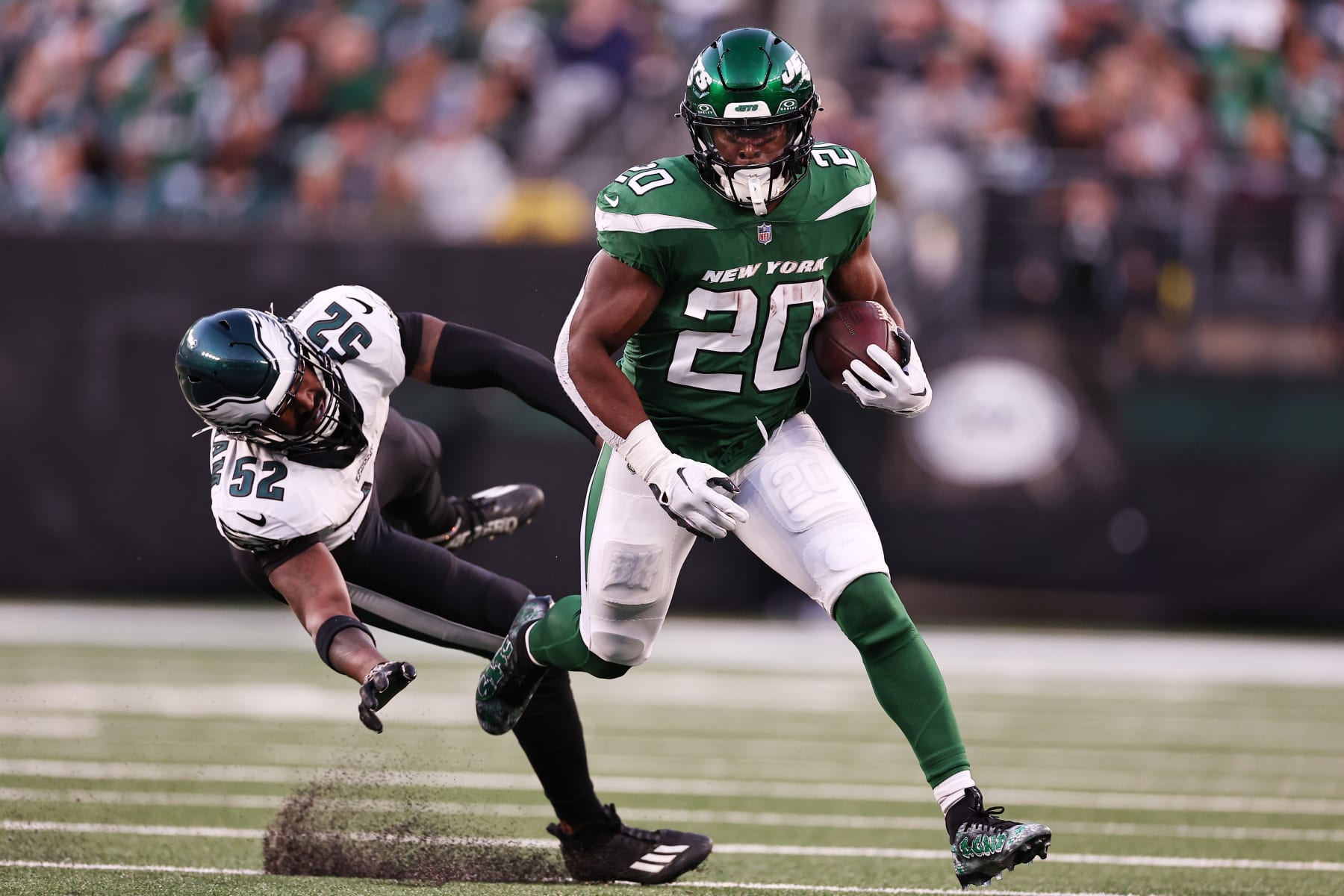 EAST RUTHERFORD, NEW JERSEY - OCTOBER 15: Breece Hall #20 of the New York Jets is chased by Zach Cunningham #52 of the Philadelphia Eagles during the first half at MetLife Stadium on October 15, 2023 in East Rutherford, New Jersey. (Photo by Dustin Satloff/Getty Images)