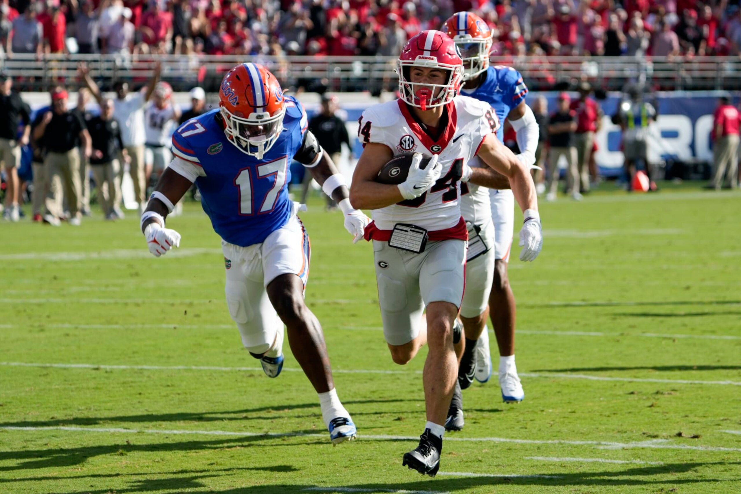 Georgia wide receiver Ladd McConkey (84) runs past Florida linebacker Scooby Williams (17) to score a touchdown on a 41-yard pass play during the first half of an NCAA college football game, Saturday, Oct. 28, 2023, in Jacksonville, Fla. (AP Photo/John Raoux)