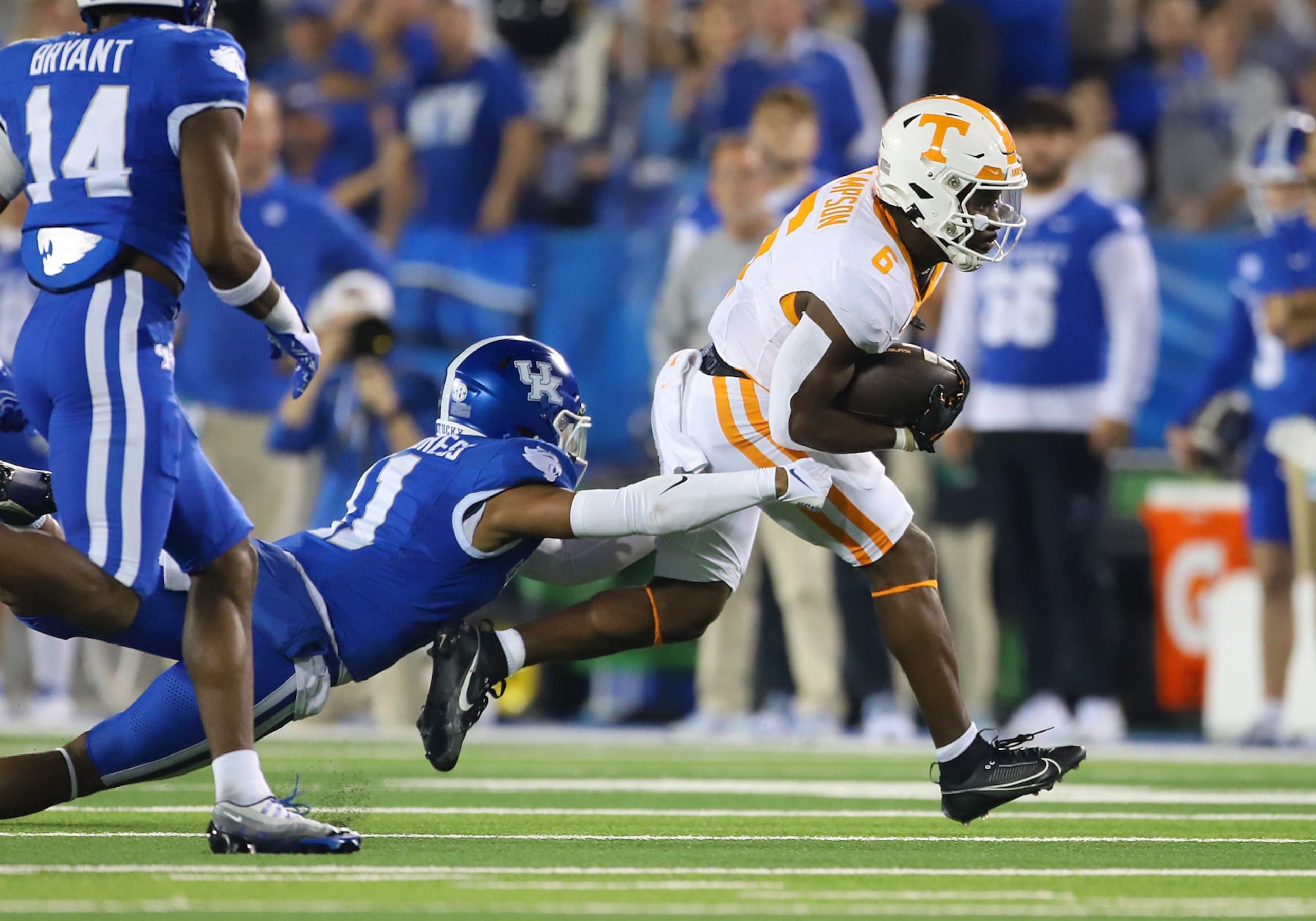 LEXINGTON, KY - OCTOBER 28: Tennessee Volunteers running back Dylan Sampson (6) in a game between the Tennessee Volunteers and the Kentucky Wildcats on October 28, 2023, at Kroger Field in Lexington, KY. (Photo by Jeff Moreland/Icon Sportswire via Getty Images)
