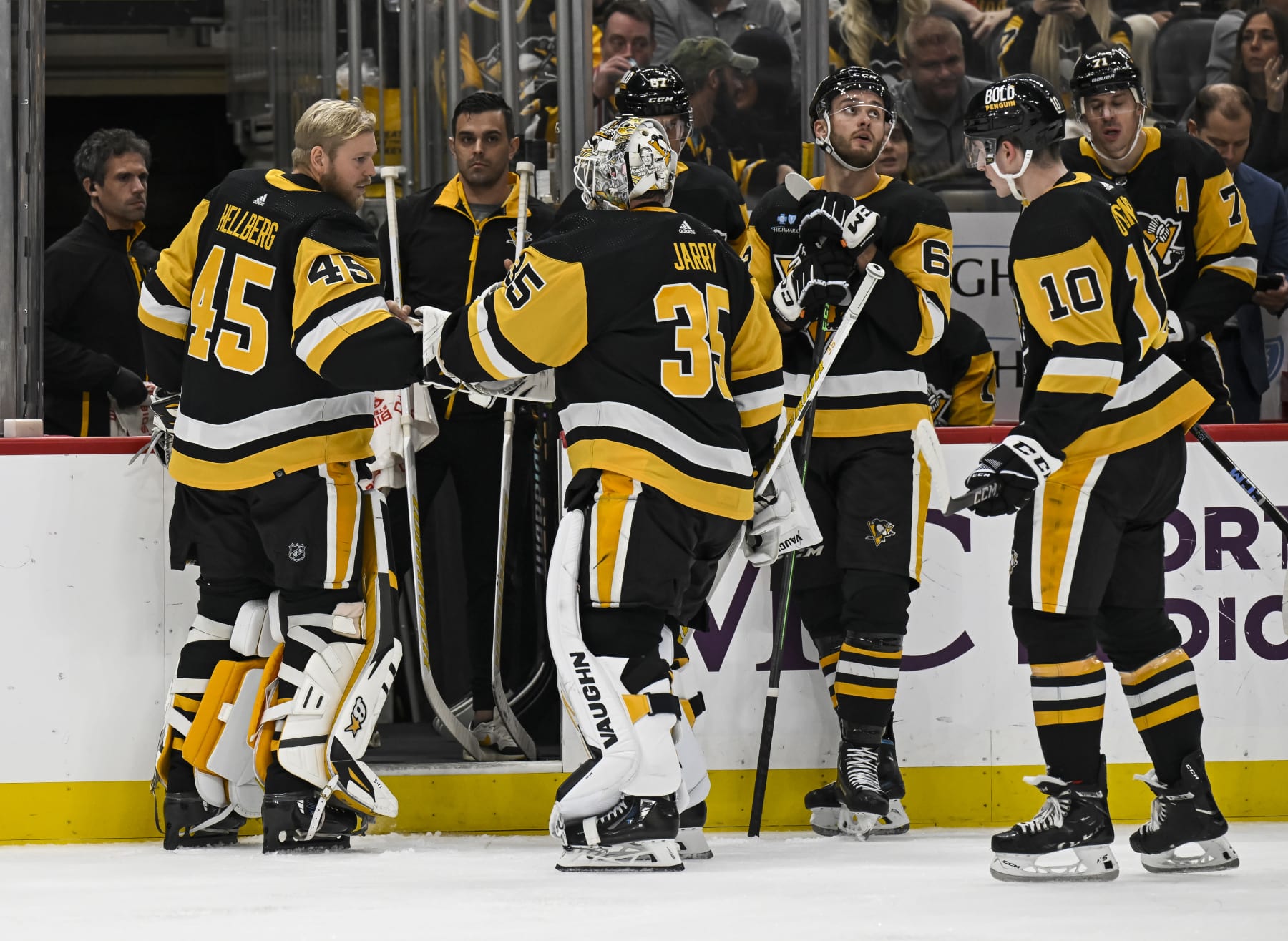 PITTSBURGH, PA - OCTOBER 28: Pittsburgh Penguins goaltender Magnus Hellberg (45) replaces Pittsburgh Penguins goaltender Tristan Jarry (35) in net during the second period in the NHL game between the Pittsburgh Penguins and the Ottawa Senators on October 28, 2023, at PPG Paints Arena in Pittsburgh, PA. (Photo by Jeanine Leech/Icon Sportswire via Getty Images)