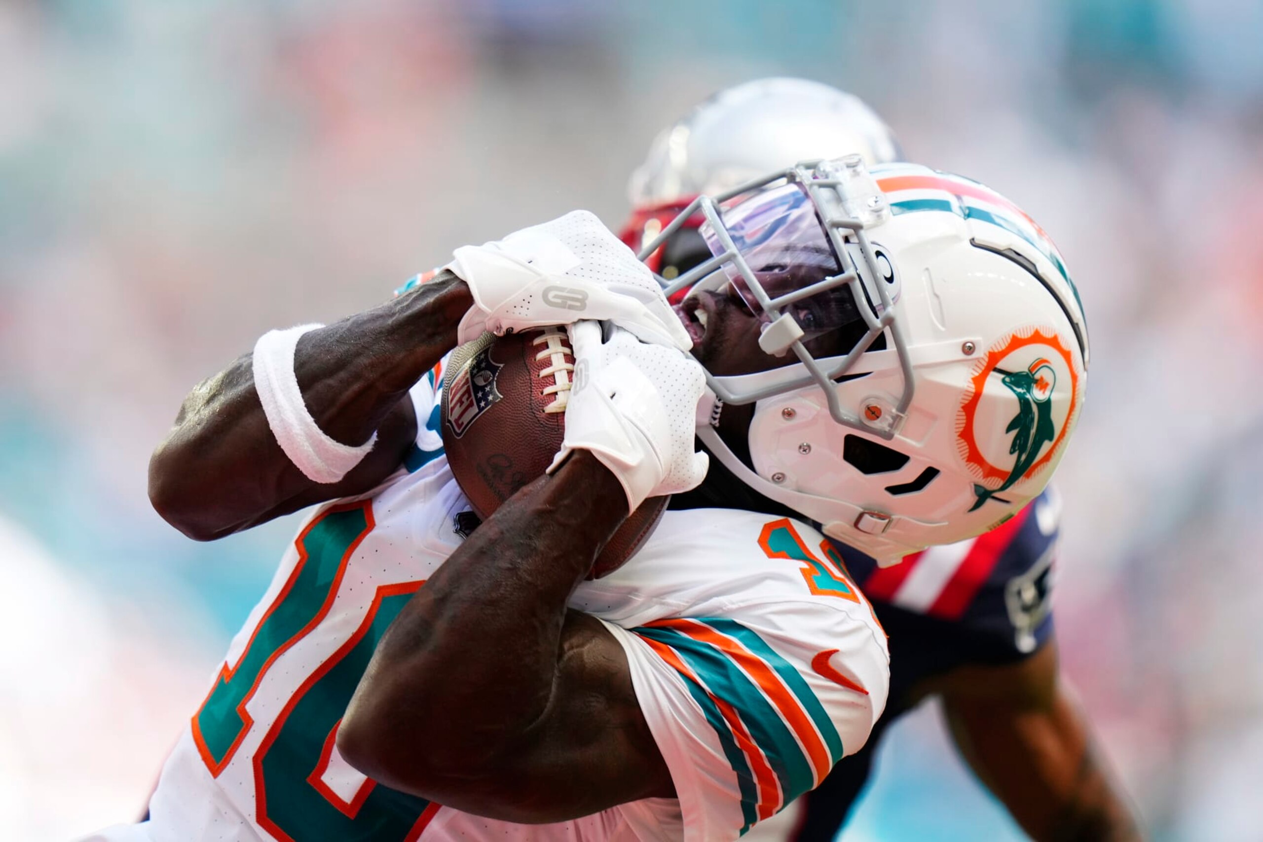 MIAMI GARDENS, FLORIDA - OCTOBER 29: Tyreek Hill #10 of the Miami Dolphins catches a touchdown during the first quarter against the New England Patriots at Hard Rock Stadium on October 29, 2023 in Miami Gardens, Florida. (Photo by Rich Storry/Getty Images) MIAMI GARDENS, FLORIDA - OCTOBER 29: Tyreek Hill #10 of the Miami Dolphins catches a touchdown during the first quarter against the New England Patriots at Hard Rock Stadium on October 29, 2023 in Miami Gardens, Florida. (Photo by Rich Storry/Getty Images)