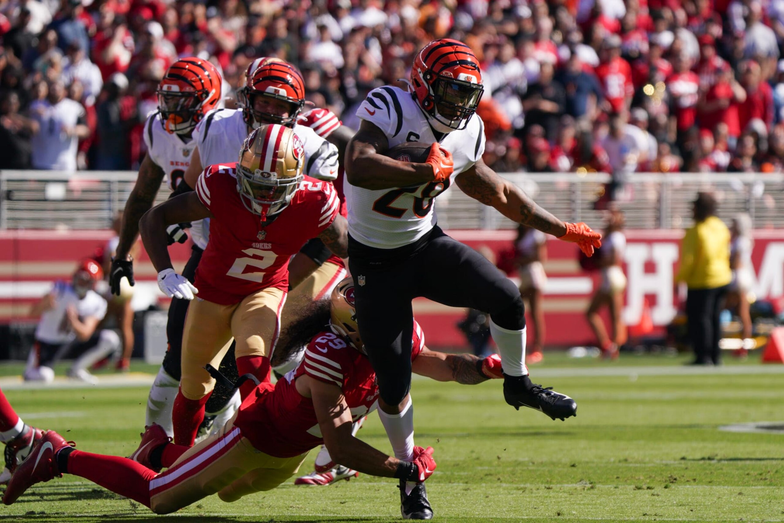 Bengals RB Joe Mixon runs against the 49ers